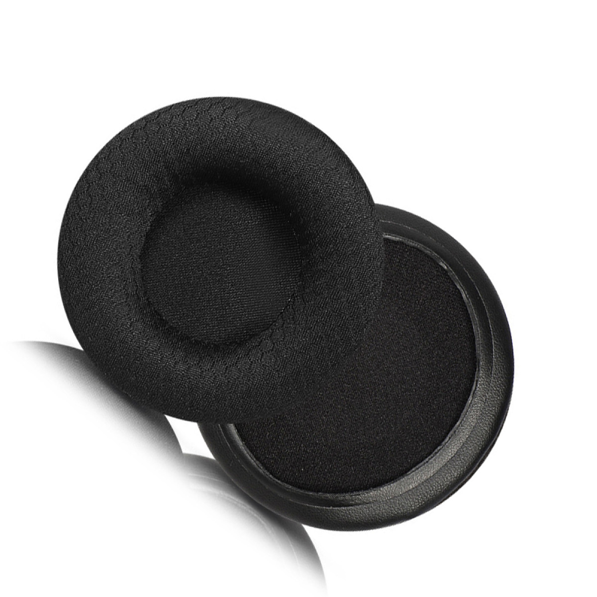 Due cuscinetti auricolari neri per cuffie su sfondo bianco.