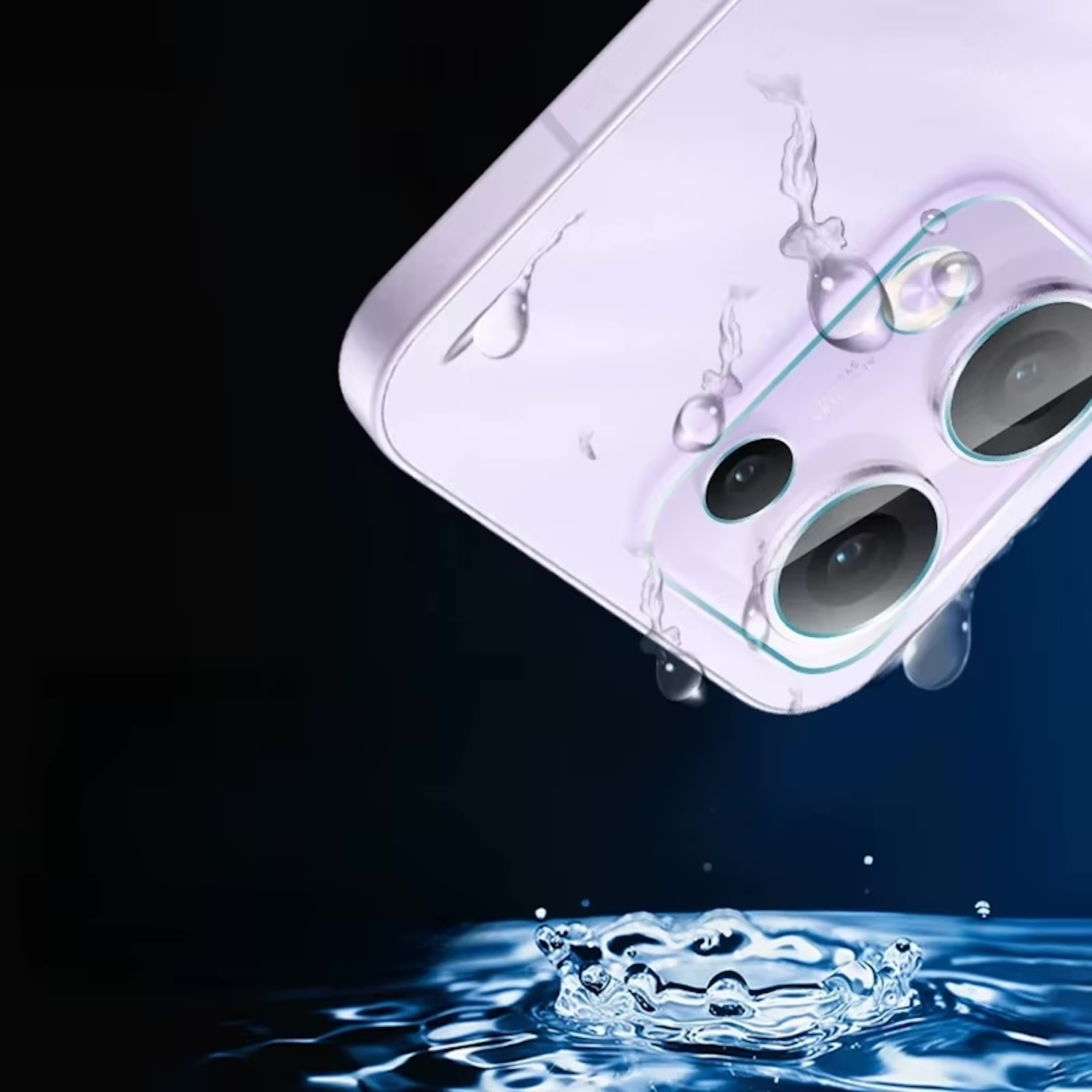 Telefono con goccioline d'acqua, che schizzano nell'acqua. Sfondo blu scuro. Bolle presenti.