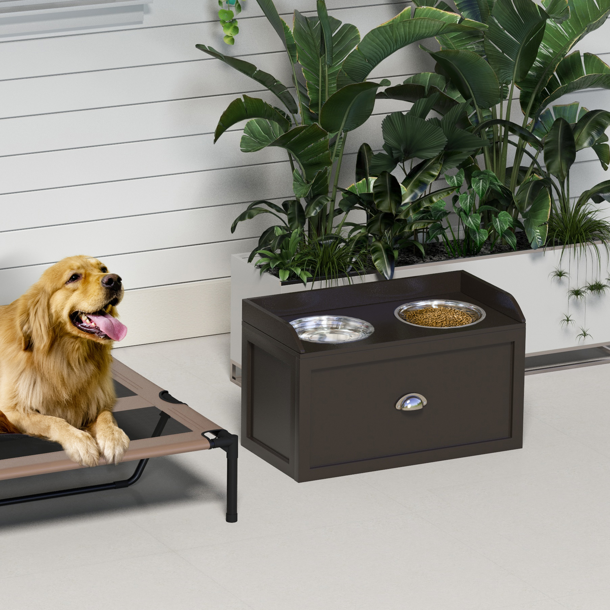 Una cama para perros y comederos en un patio. Un perro descansa en la cama, cerca de los cuencos.