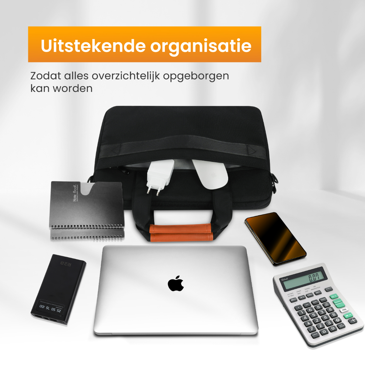 Ordinateur portable, cahier, chargeur et calculatrice sur une table, dans un sac noir, avec texte : « Excellente organisation ».