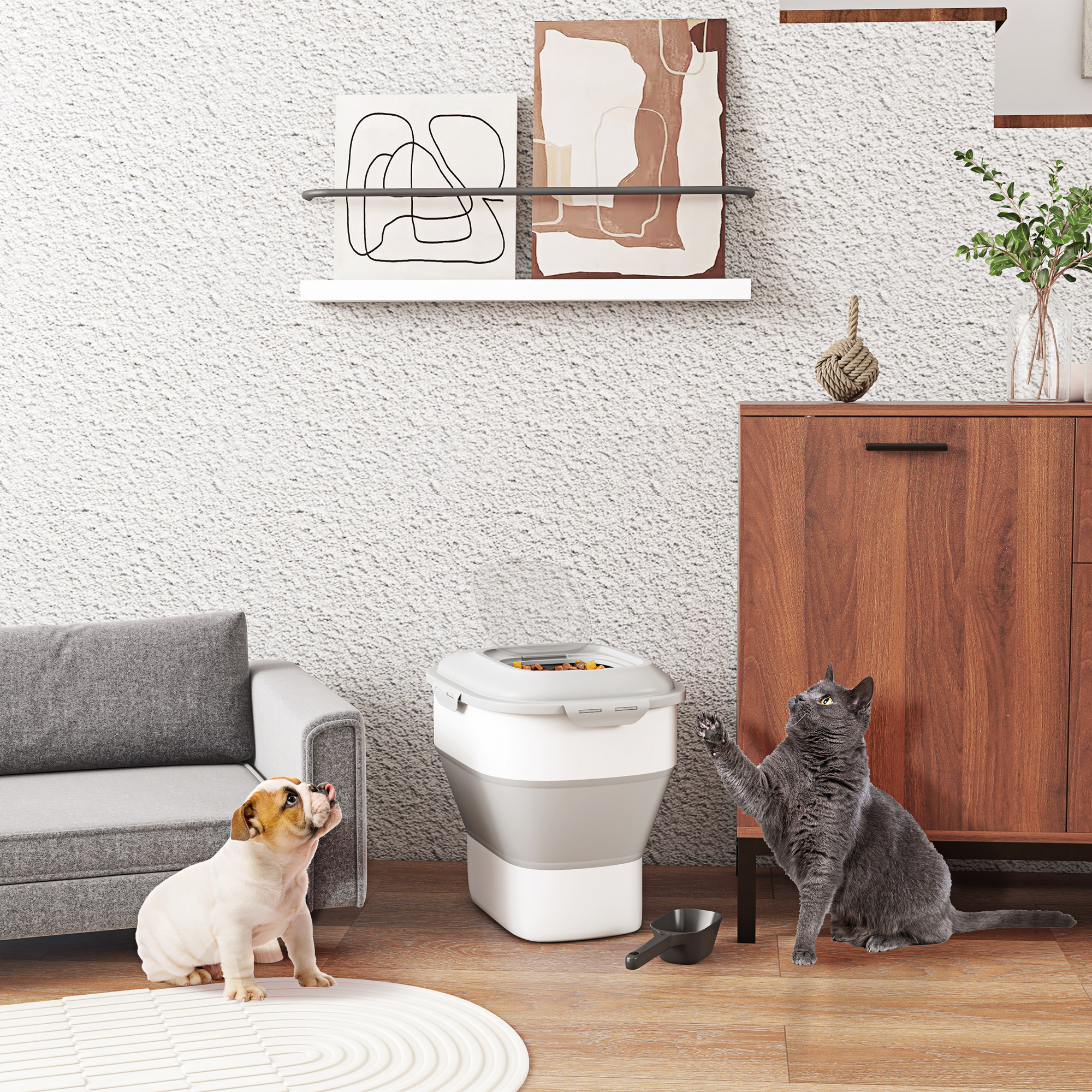 Escena de sala de estar con un perro, un gato y una caja de arena para gatos. Hay una estantería en la pared.