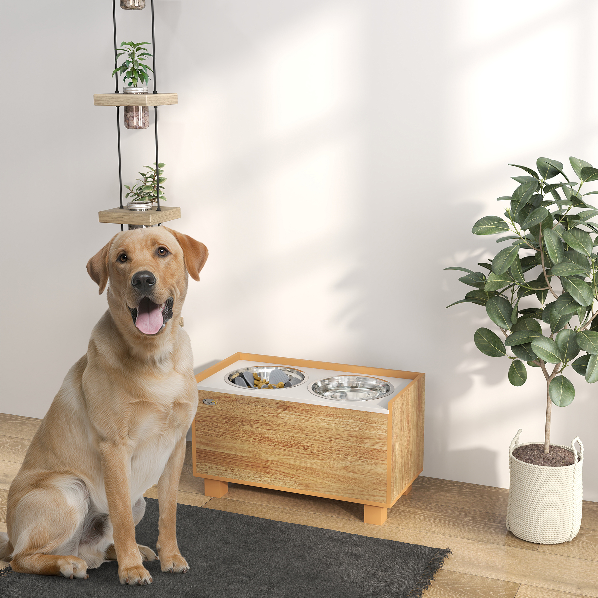Un golden retriever sentado cerca de un comedero de madera con cuencos.