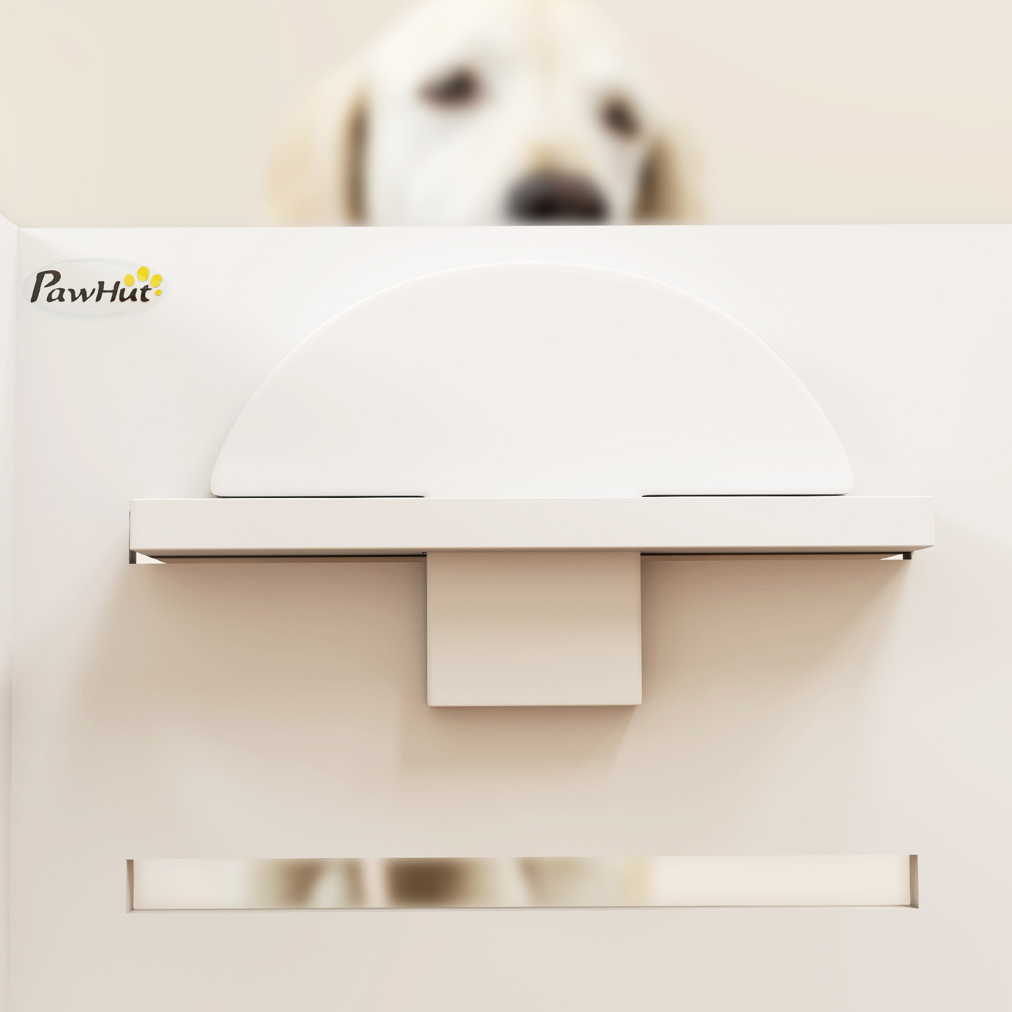 Un comedero blanco para mascotas con un perro blanco en el fondo.
