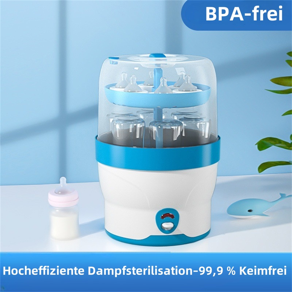 Babyflaschensterilisator, weiß und blau, mit Flaschen und Babyflasche daneben.