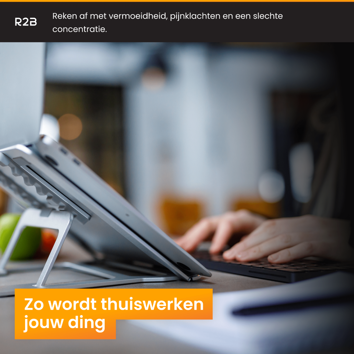 Laptop op een standaard. Handen typen op een toetsenbord met een laptop op een standaard.