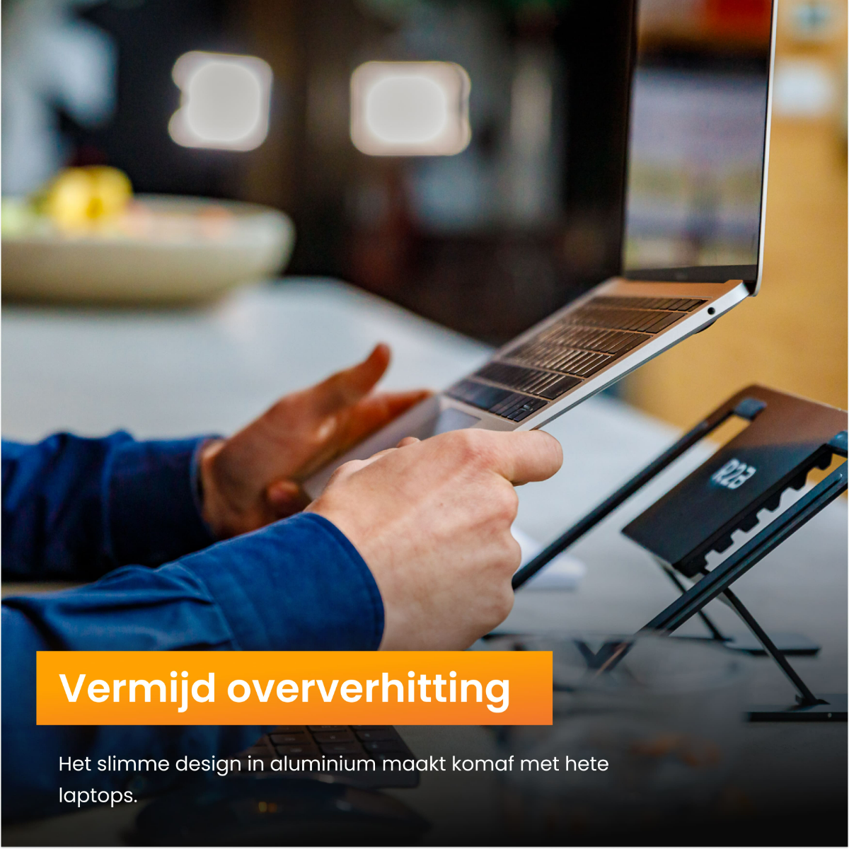 Persoon die laptop op een standaard gebruikt, met tekst over oververhitting voorkomen.