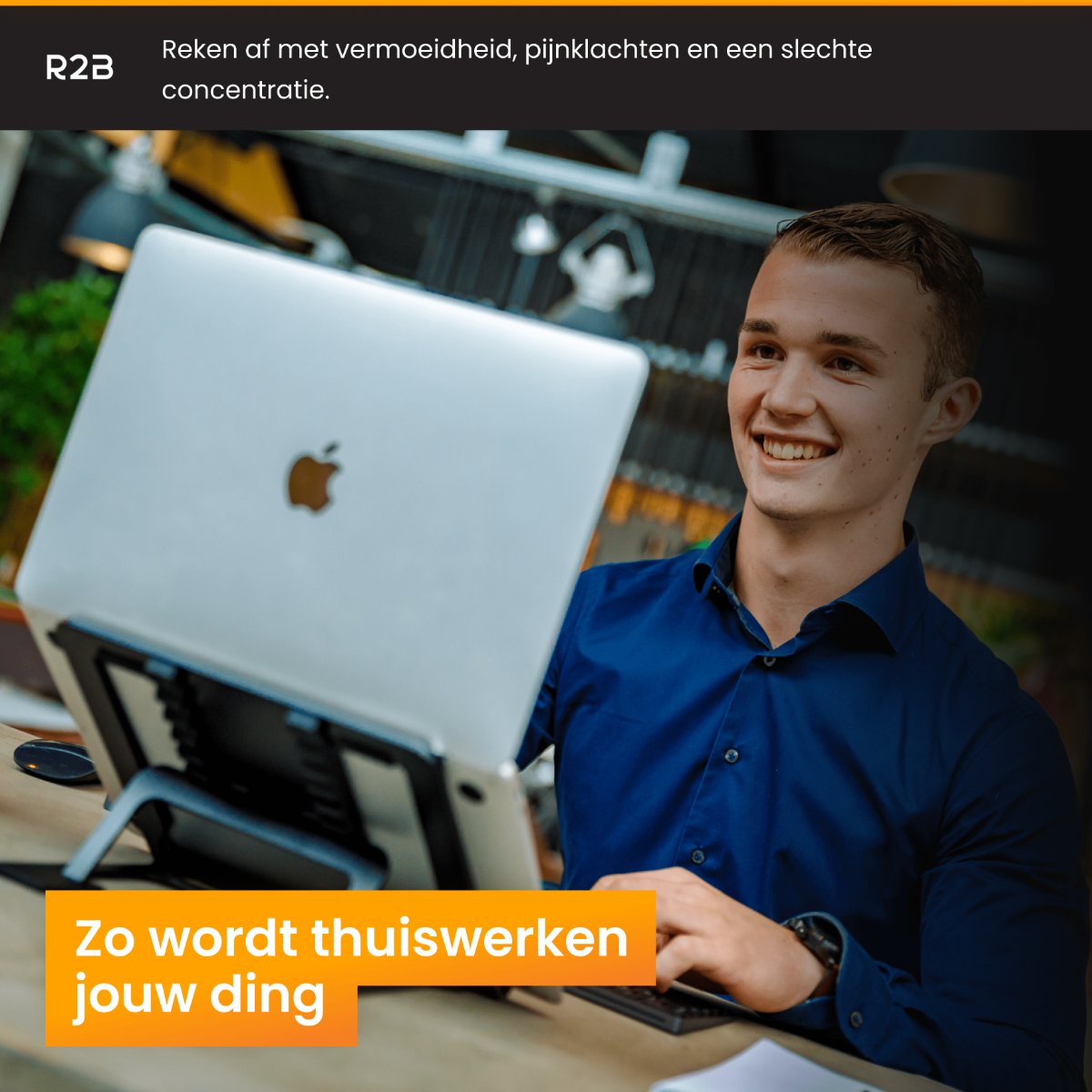 Man werkt op een laptop, glimlacht, met Nederlandse tekst over thuiswerken.