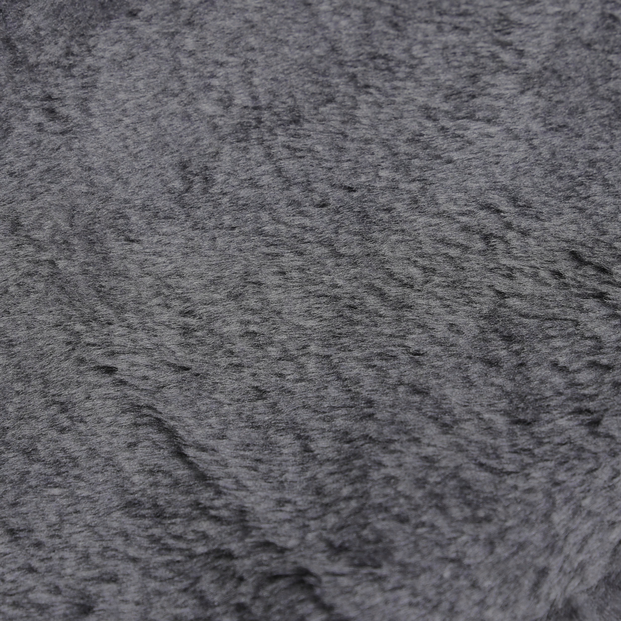 Primer plano de una superficie gris y peluda. La textura es suave y densa, con diferentes tonalidades.