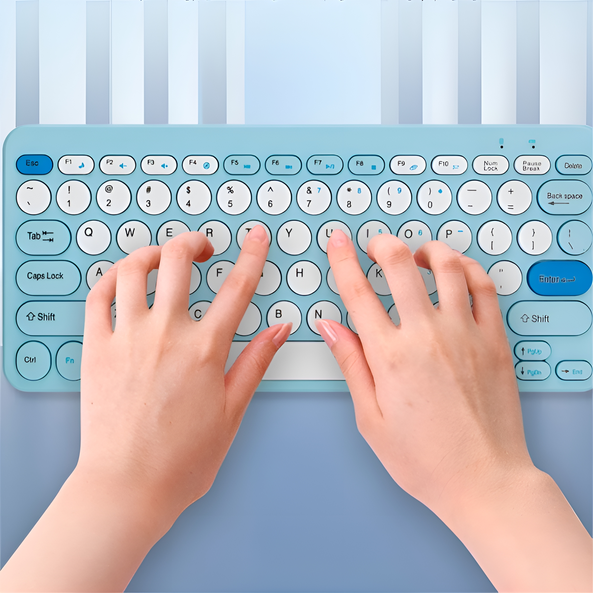 Eine hellblaue Tastatur mit weißen runden Tasten. Hände, die auf der Tastatur tippen. Der Hintergrund ist ein hellblauer Farbverlauf.