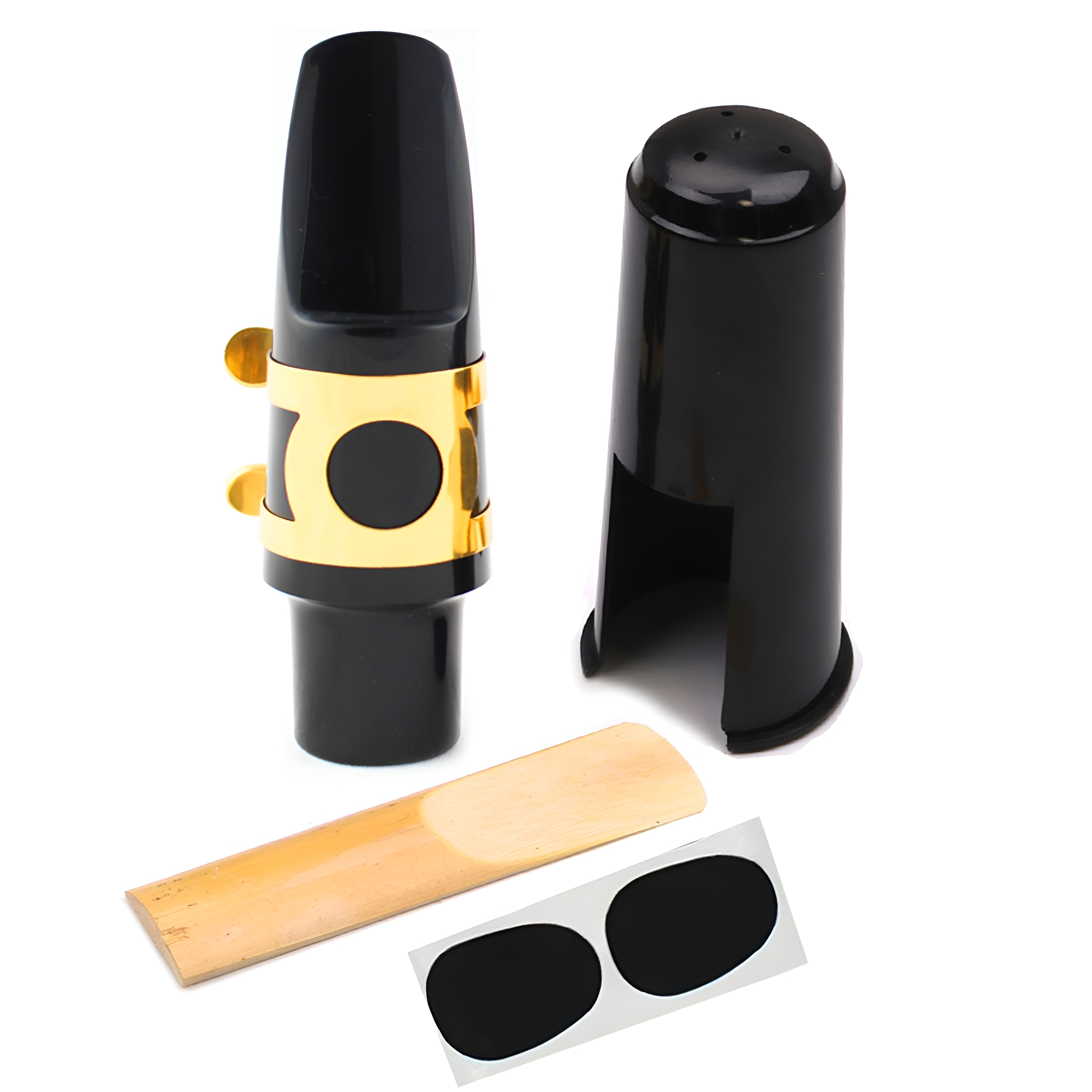 Saxophonmundstück, Kappe, Blatt und Pads auf Weiß. Schwarzes Mundstück mit Goldakzenten.