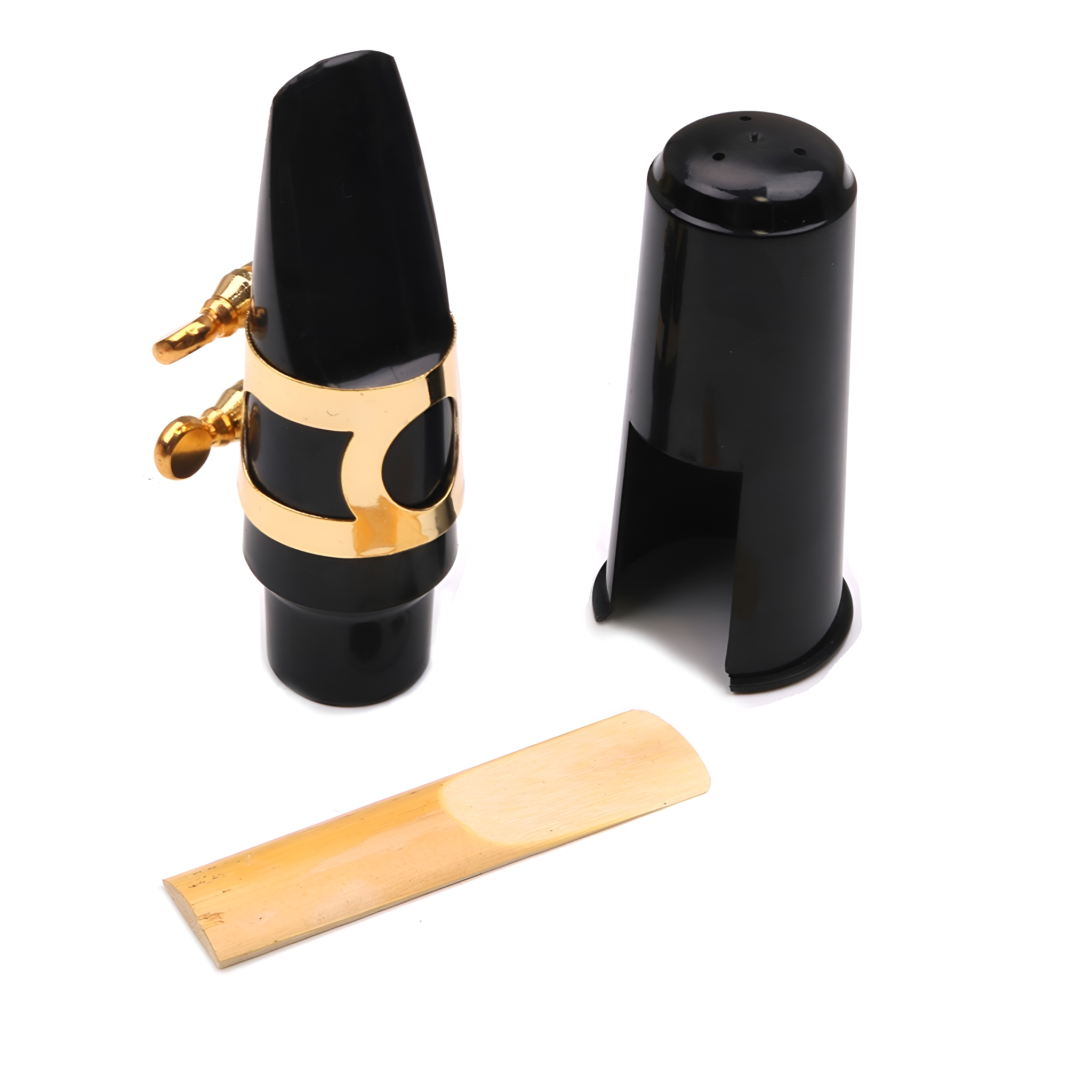 Ein schwarzes Saxophonmundstück mit Goldring und Blatt, zusammen mit einer schwarzen Mundstückkappe.