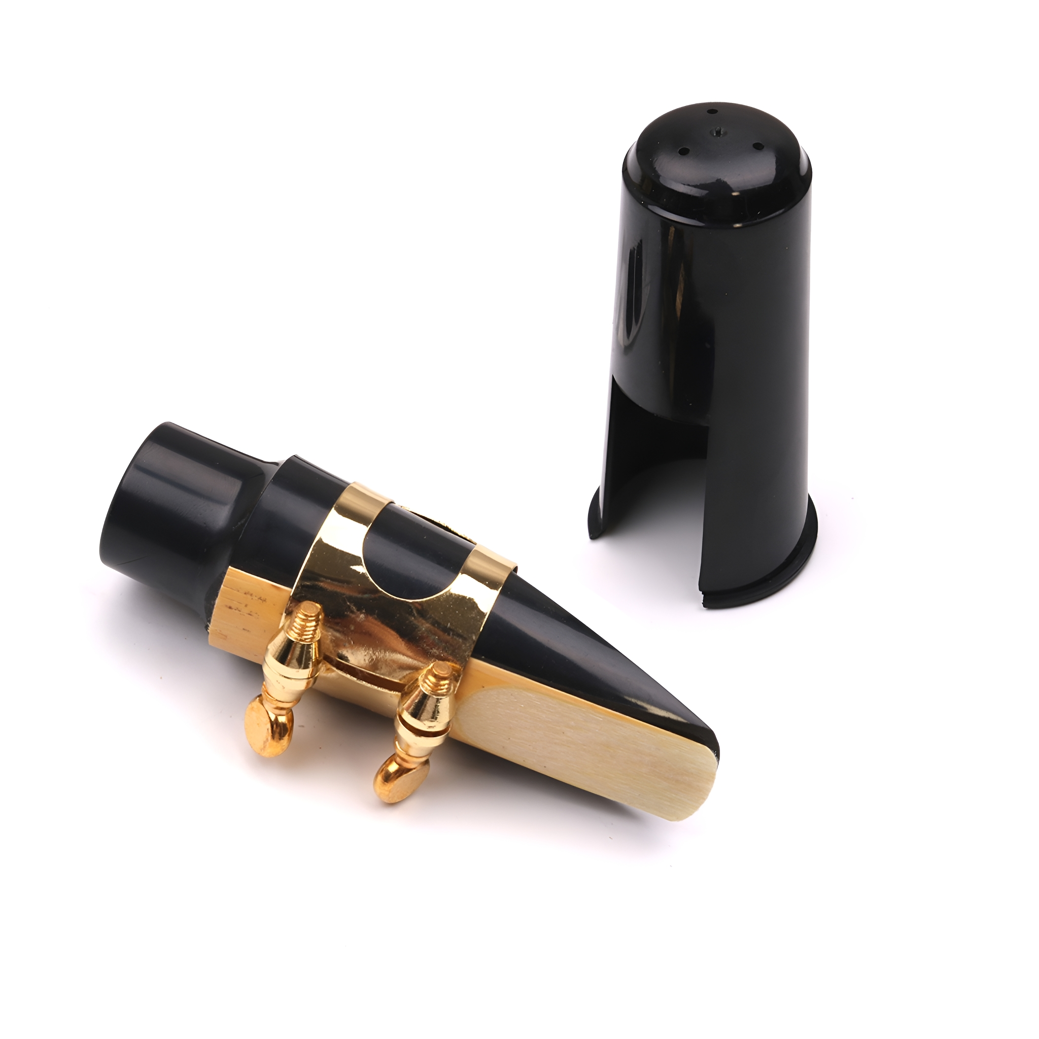 Saxophonmundstück mit Kappe. Schwarz und Gold sind sichtbar.