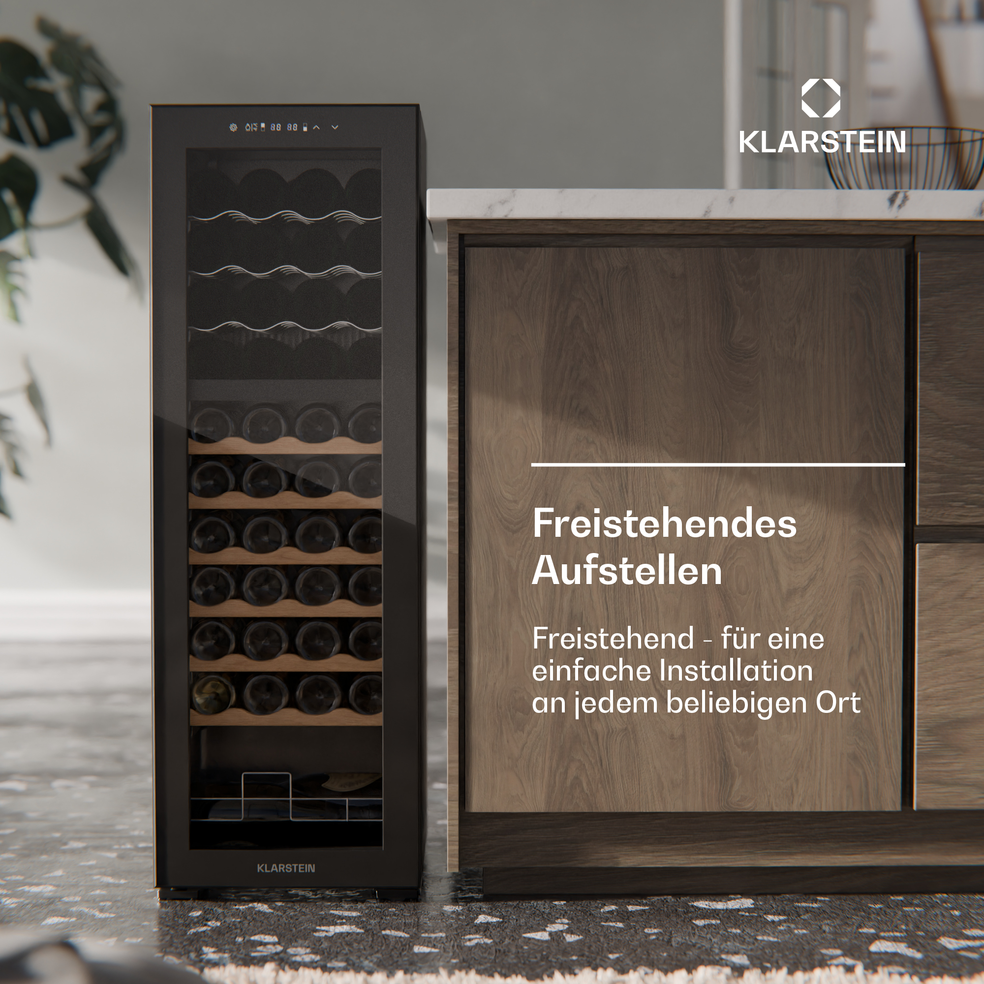 Cantinetta nera con bottiglie, accanto a un mobile in legno.