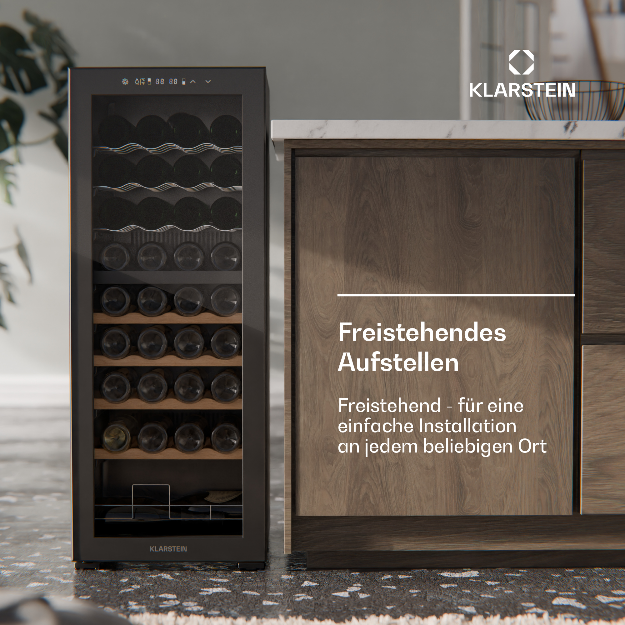Cantinetta nera accanto a un mobile marrone. Il frigo ha bottiglie di vino. Il logo Klarstein è visibile.