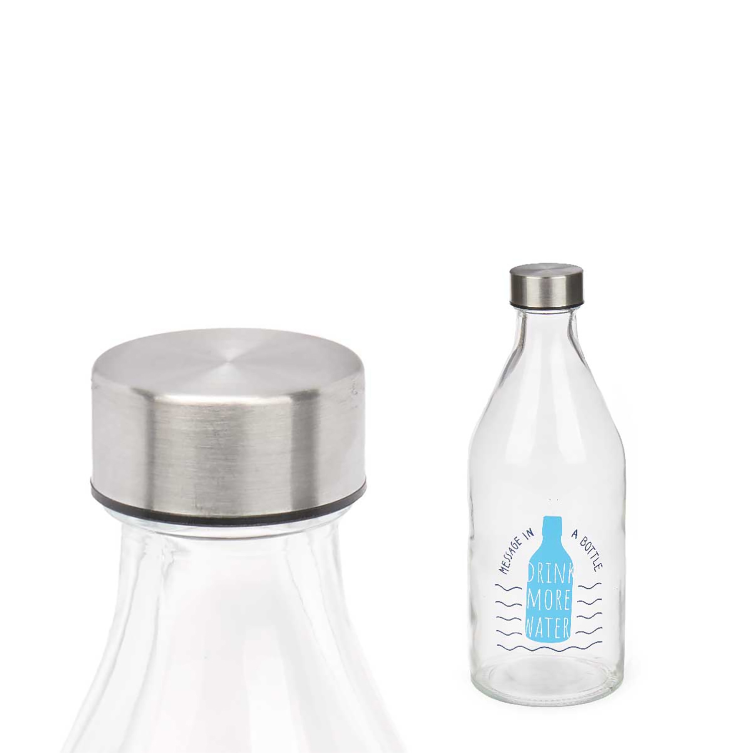 Una botella de vidrio transparente con tapa plateada junto a una botella con las palabras "DRINK MORE WATER".