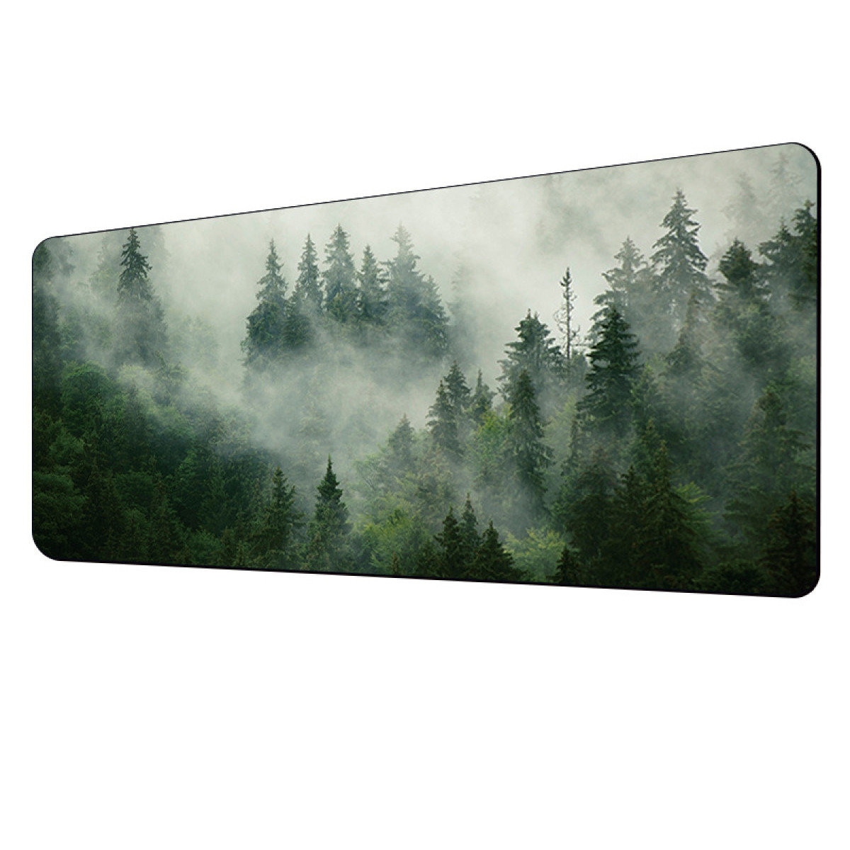 Een lange muismat met een mistige bosscène. Bomen zijn zichtbaar op de achtergrond, dichte mist.