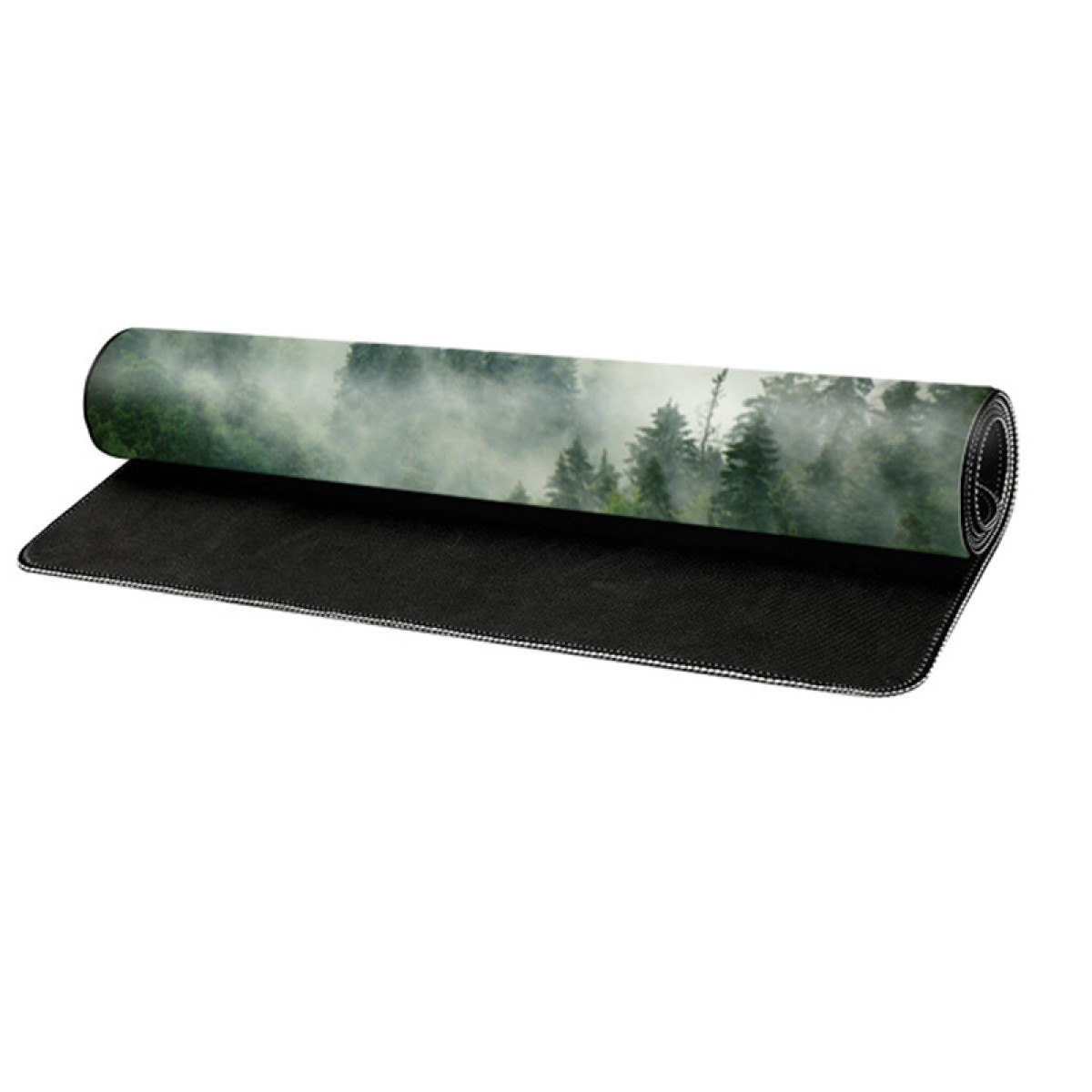 Een opgerolde groene muismat met een boslandschap erop gedrukt.