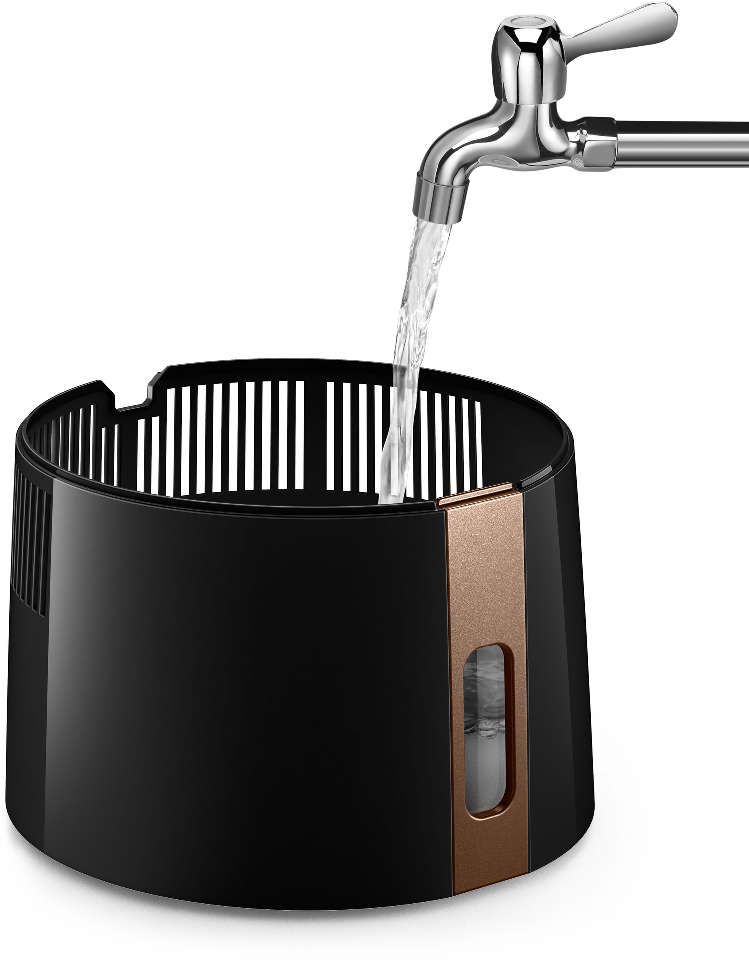 Woda wypływa z kranu do czarnego pojemnika. Białe tło.