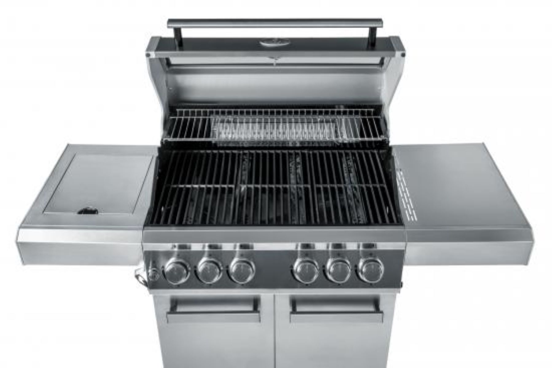 Ein Gasgrill aus Edelstahl mit geöffnetem Deckel. Hat mehrere Brenner und Seitenablagen, vor weißem Hintergrund.
