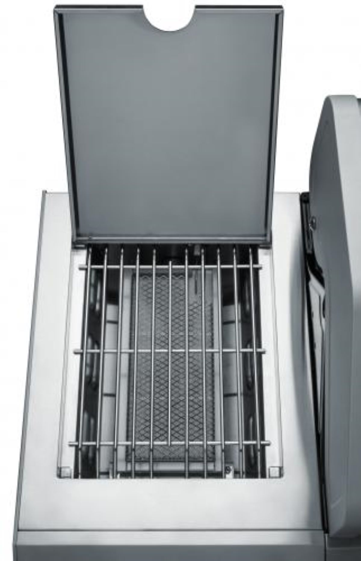 Nahaufnahme eines Grills mit Metallrosten und geöffnetem Deckel.