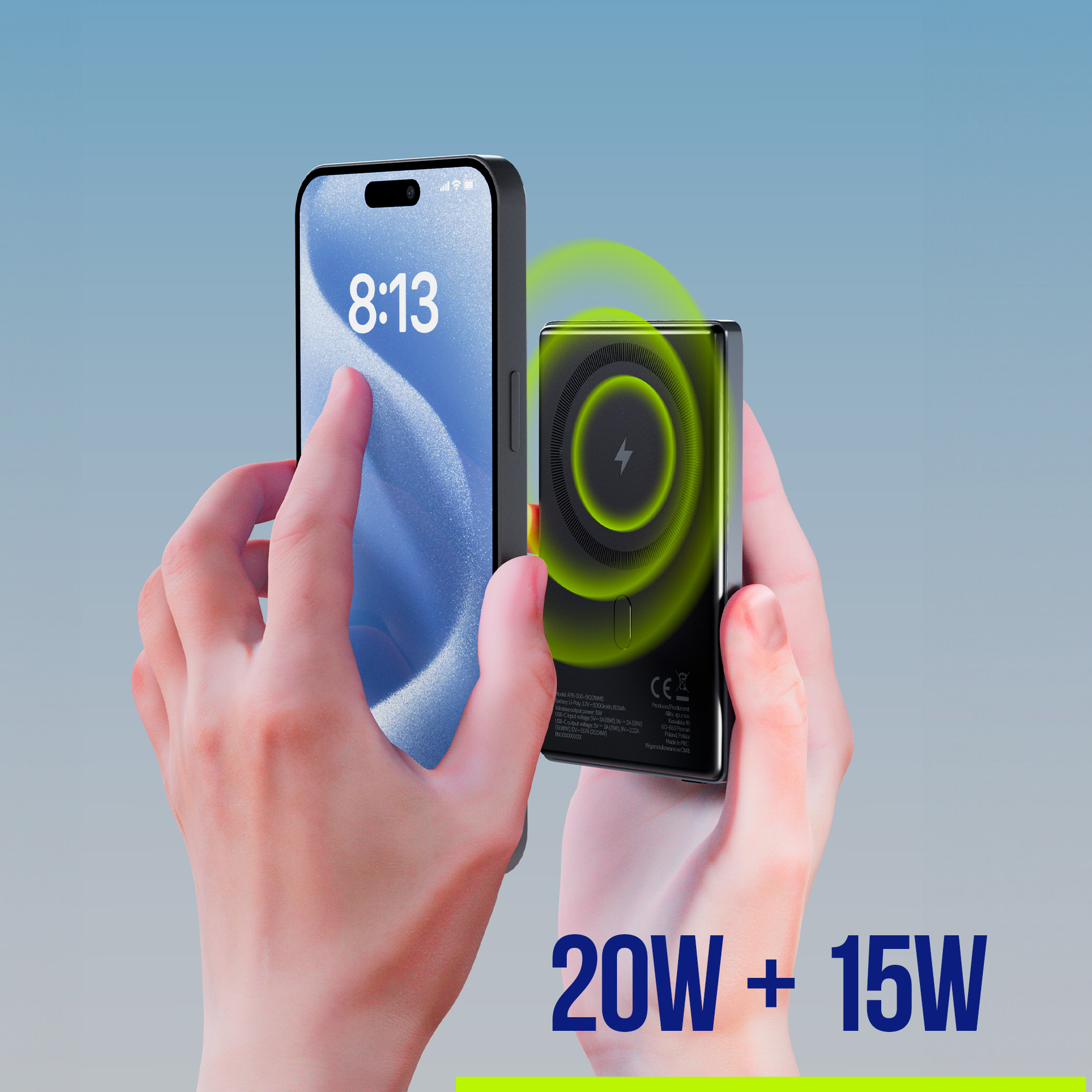 Osoba trzyma telefon i czarną ładowarkę bezprzewodową.