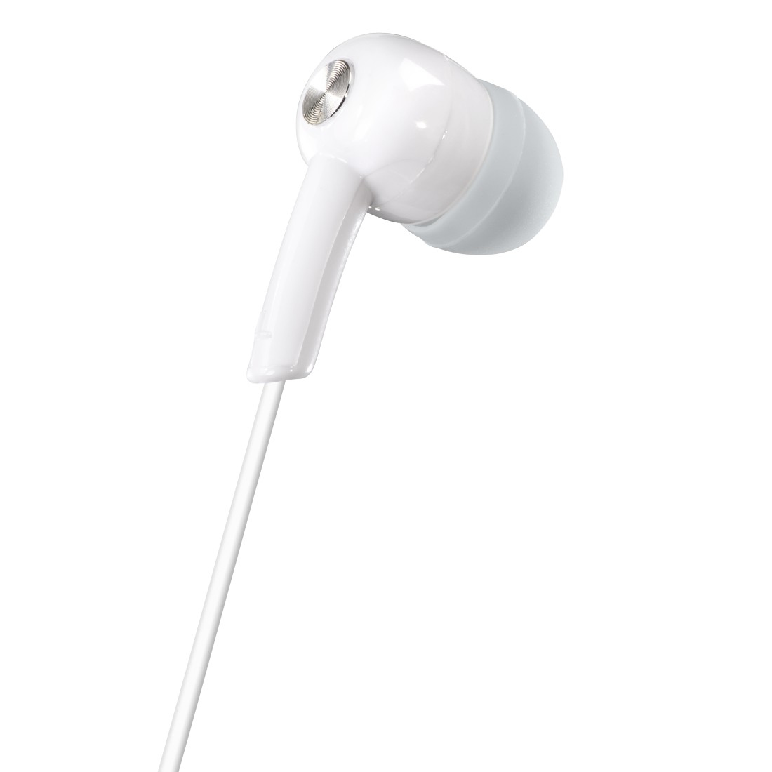 Een enkele witte oortelefoon met een witte draad, op een witte achtergrond. Close-up.