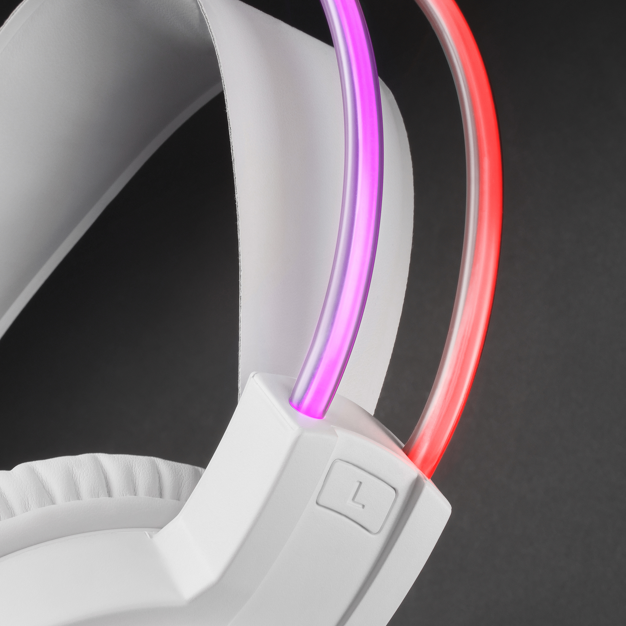 Cuffie da gioco bianche. Le cuffie hanno luci colorate illuminate sul telaio.
