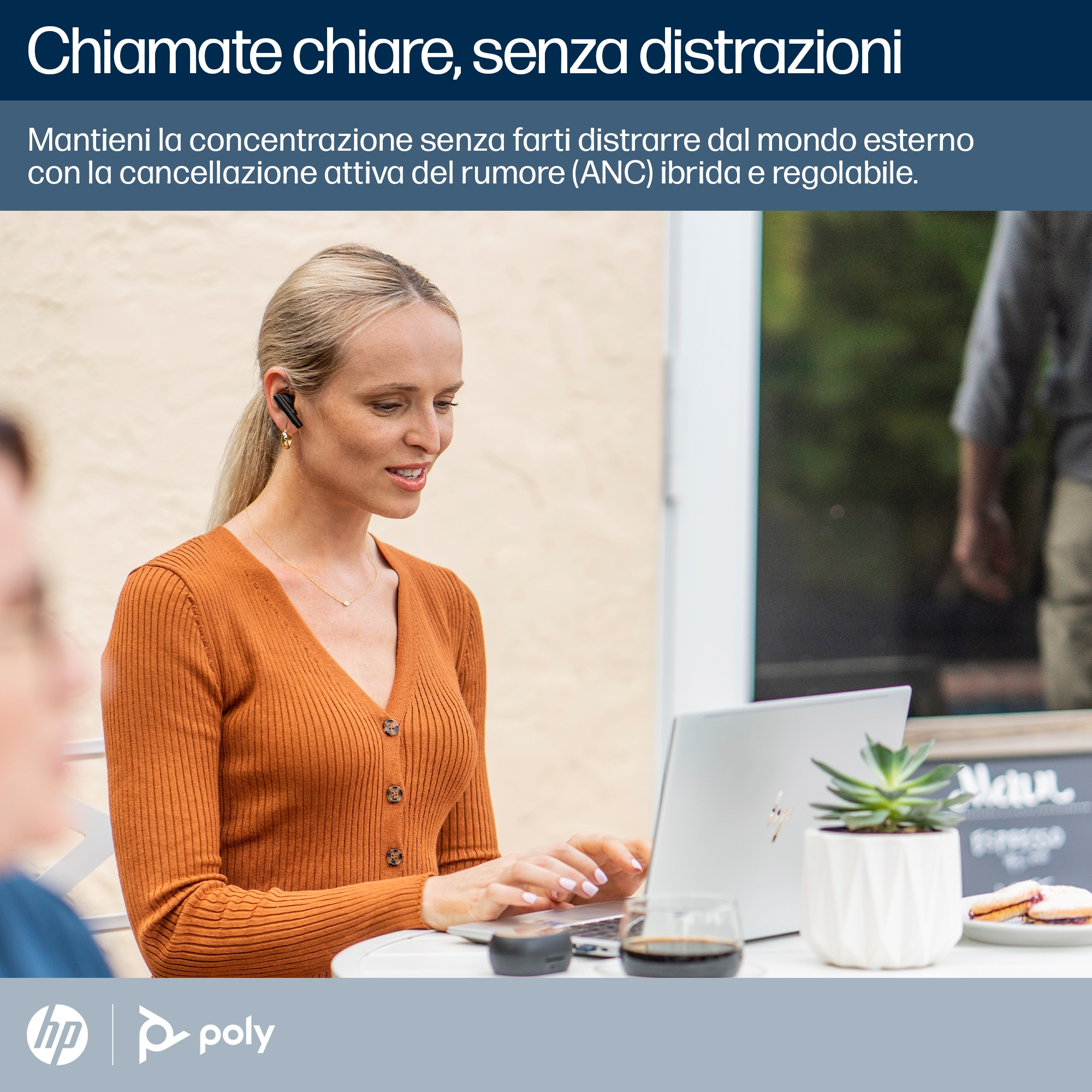 Kobieta używająca laptopa z bezprzewodowymi słuchawkami. Stół ze szklanką i jedzeniem. Tło jest rozmyte.