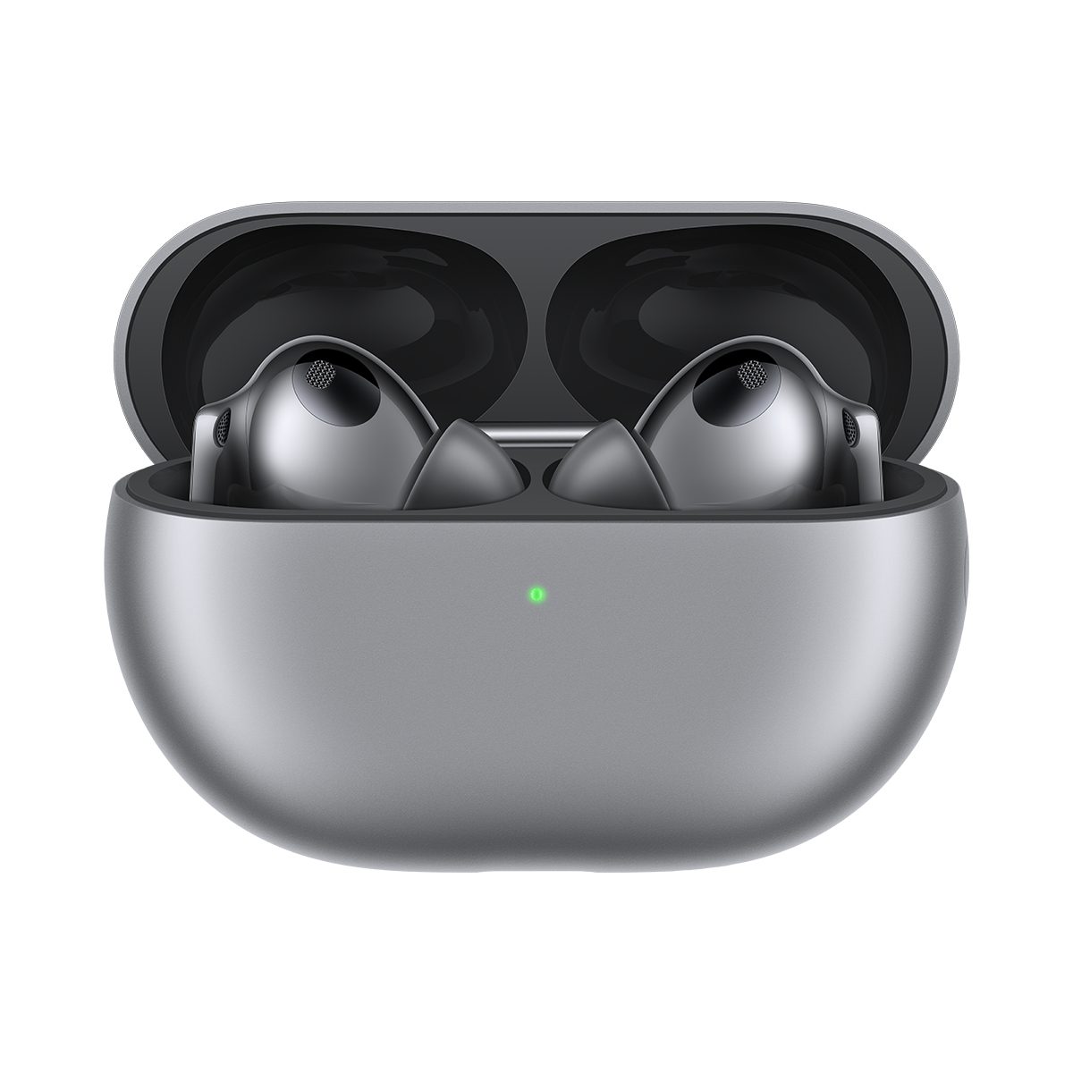 Słuchawki douszne w srebrnym etui ładującym. Srebrne etui i słuchawki, widoczne zielone światło. Tło jest rozmyte.