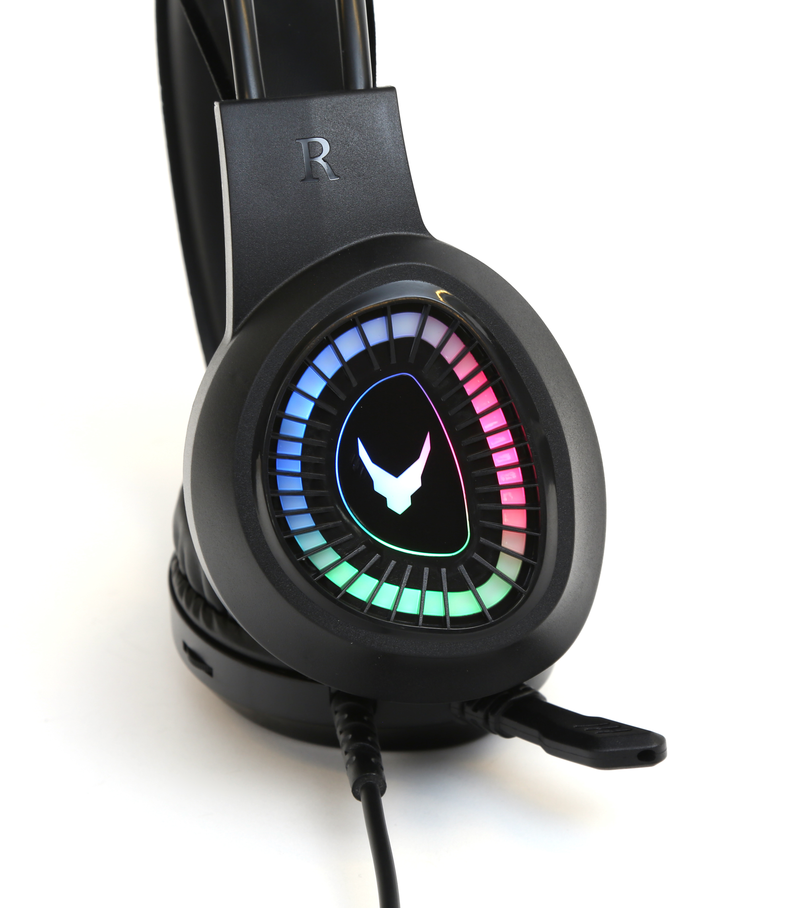 Ein schwarzes Gaming-Headset mit einem farbenfrohen, leuchtenden Logo auf der Ohrmuschel.