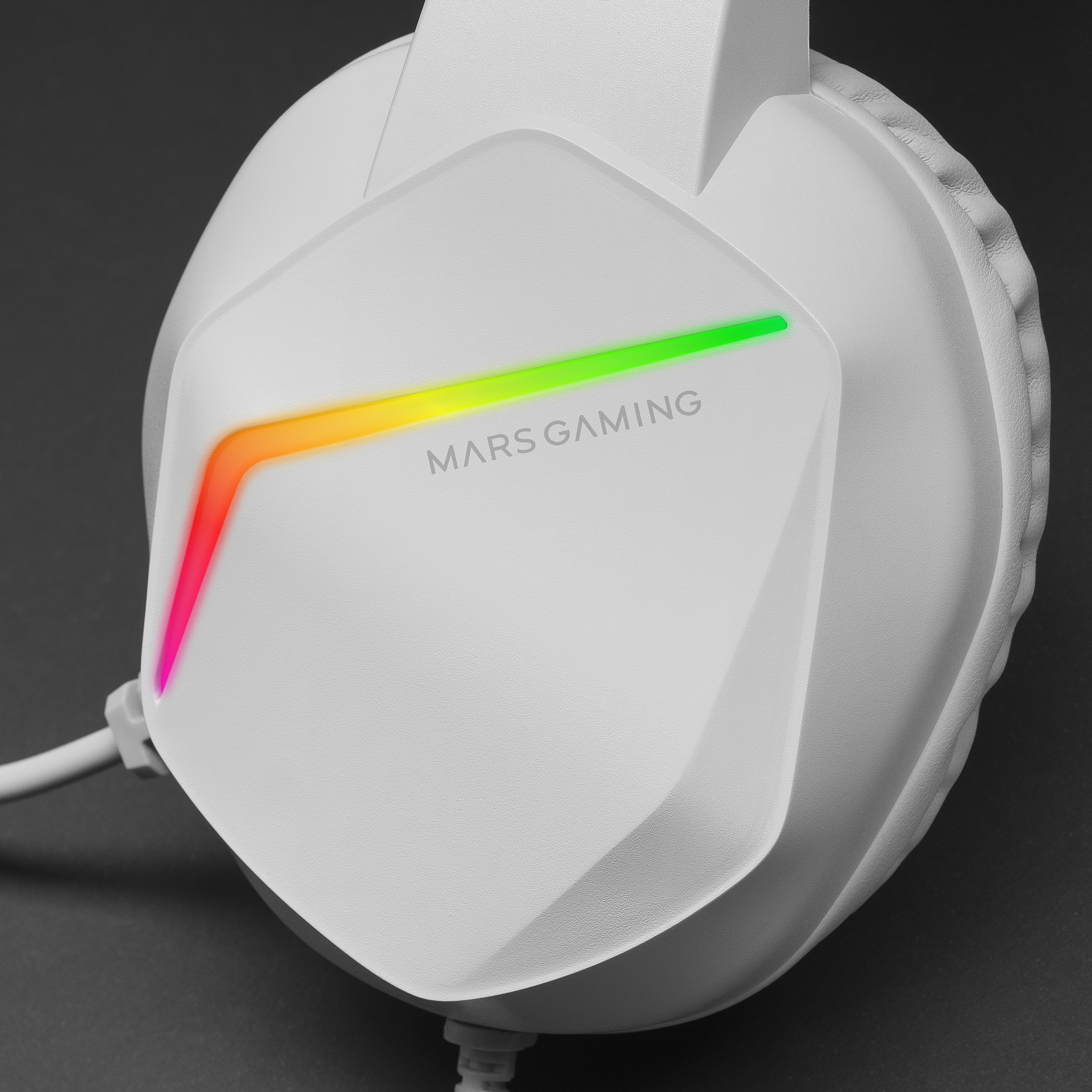 Biały zestaw słuchawkowy dla graczy z funkcją tęczowego światła. Nazwa marki, MARS GAMING, jest wyświetlana na lewej słuchawce.
