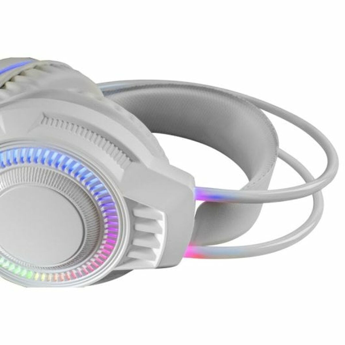 Białe słuchawki gamingowe z podświetleniem RGB, skupienie na boku z nausznikiem.