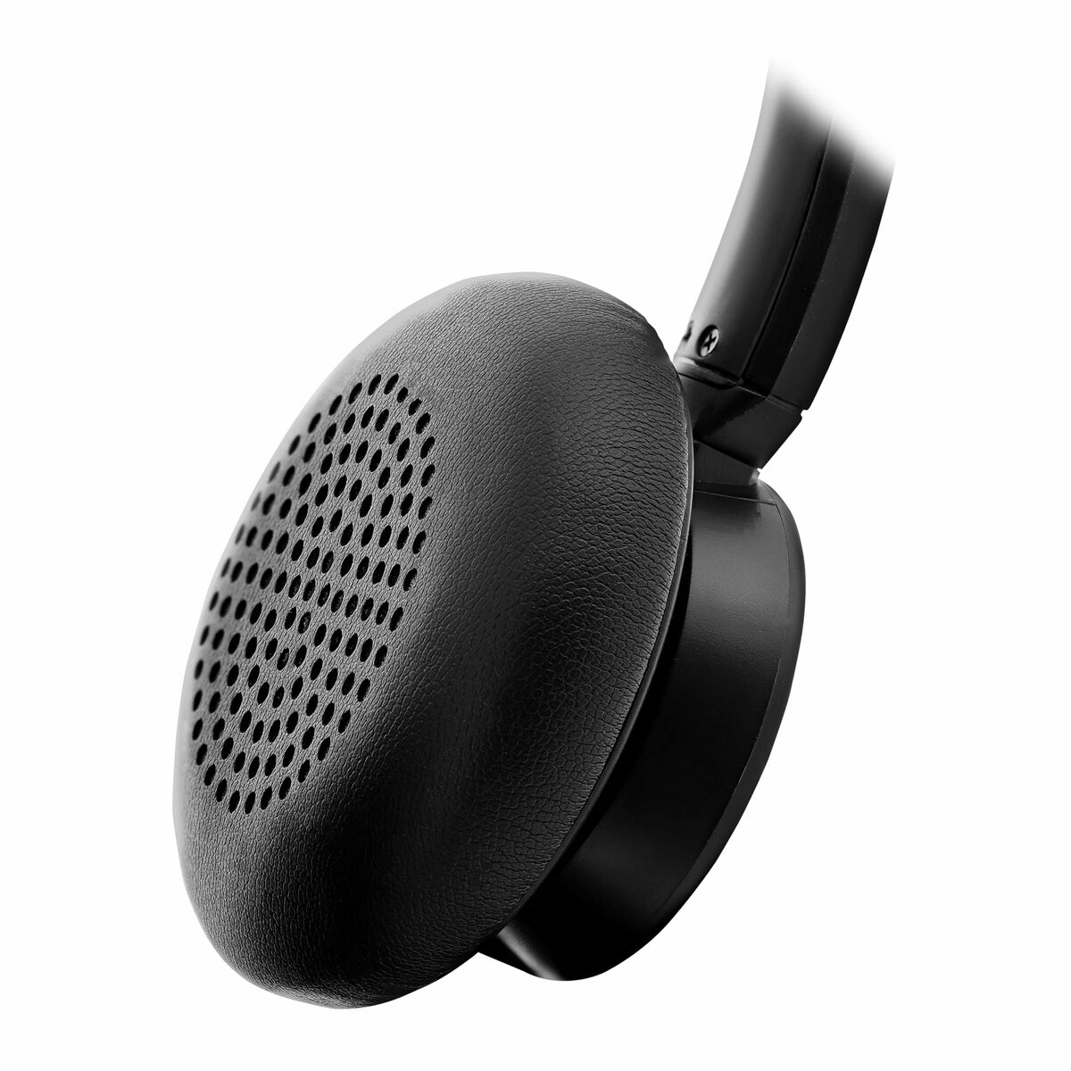 Czarny nausznik słuchawek z perforowaną powierzchnią.