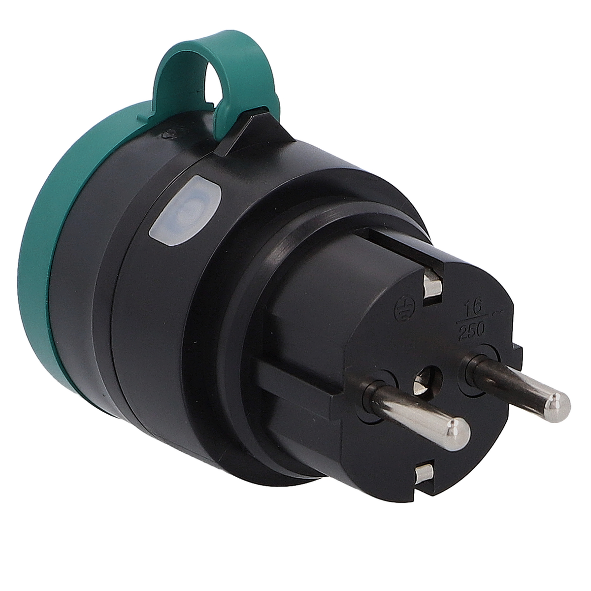 Ein schwarzer und grüner Adapterstecker mit drei Zinken auf weißem Hintergrund, abgewinkelt.