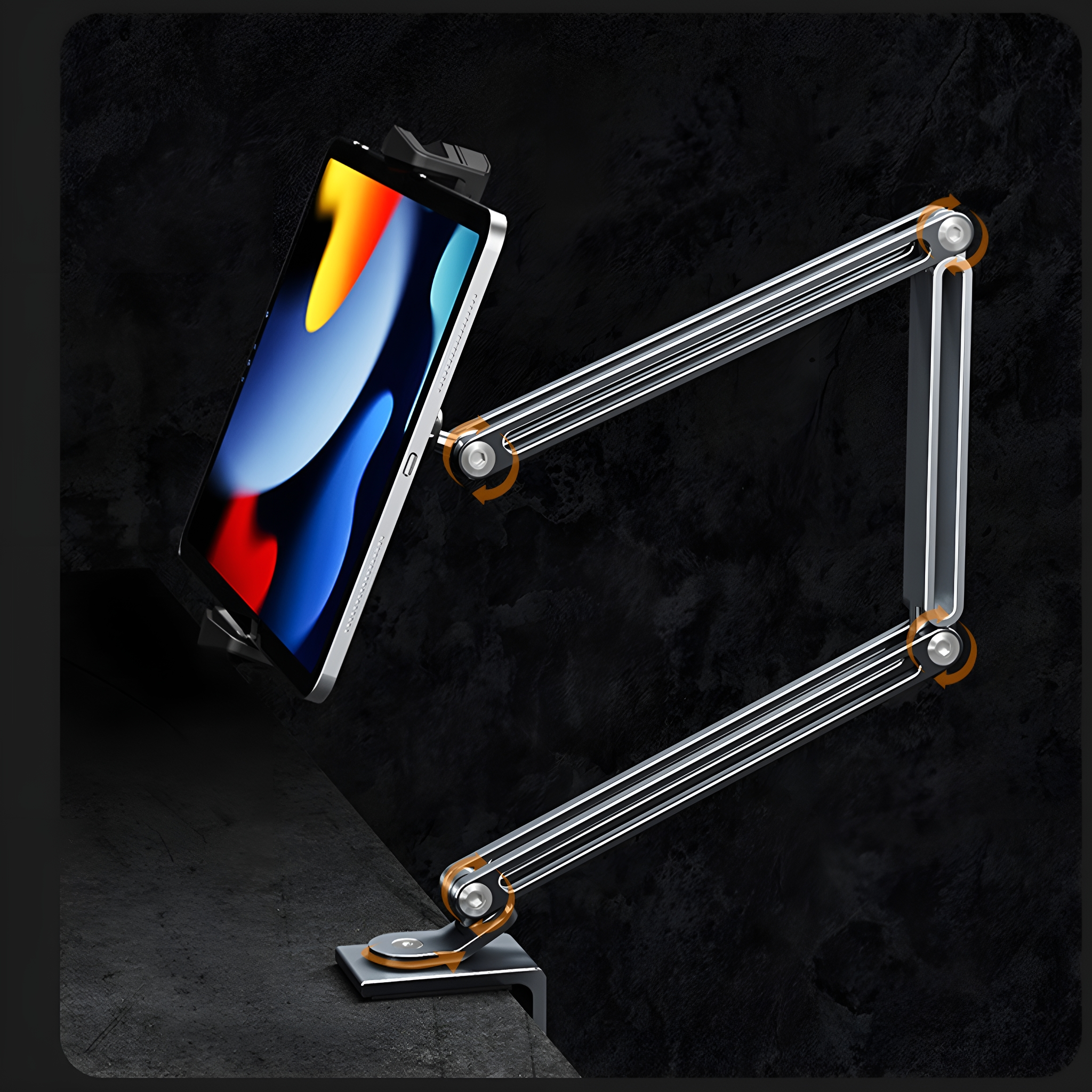 Schwarzer und silberner Tablet-Ständer mit einem Tablet. Der Ständer hat eine Klemme.
