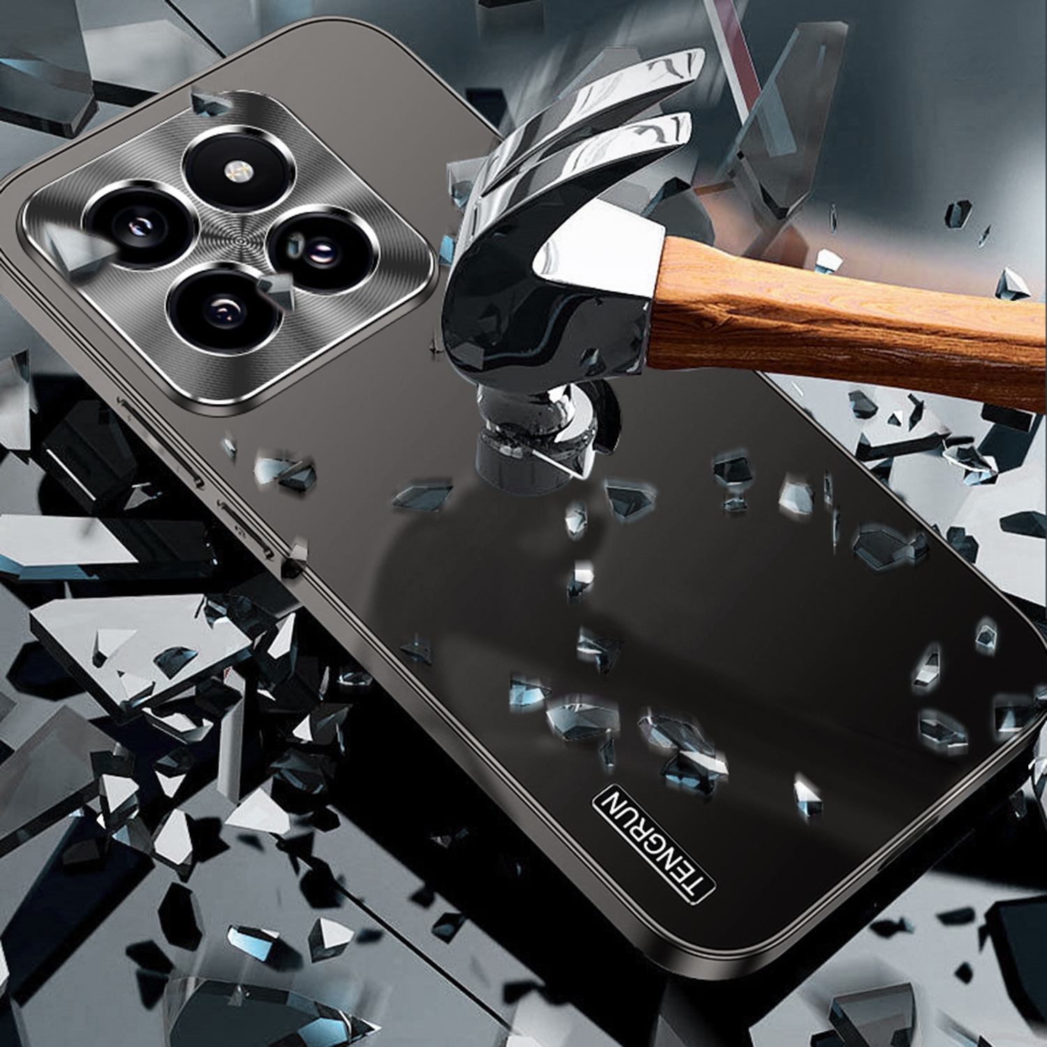 Ein Telefon in einer Hülle wird mit einem Hammer geschlagen, wodurch die Hülle zersplittert und das Telefon sichtbar wird.