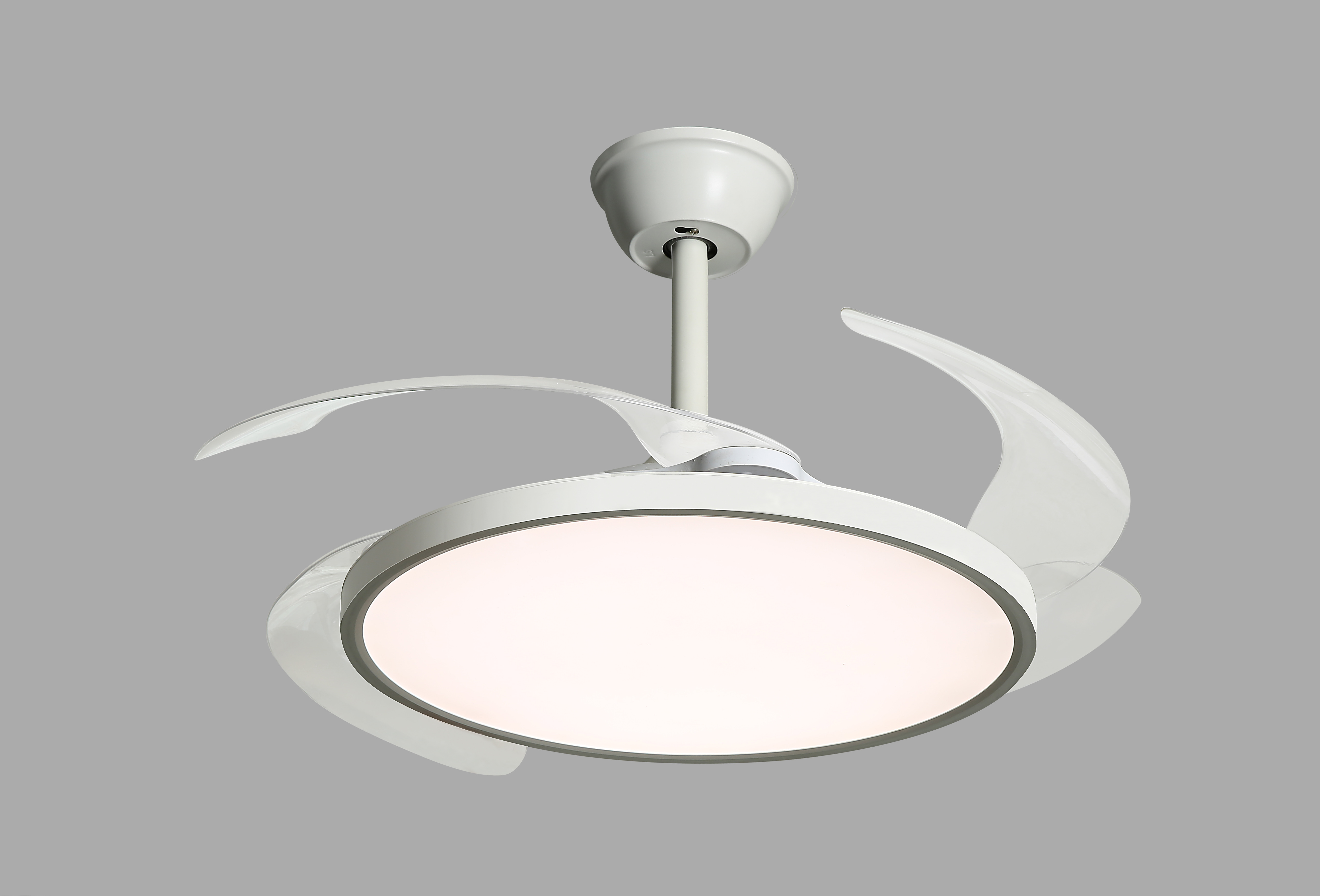 Ventilador de techo blanco con tres aspas curvas y una luz central.