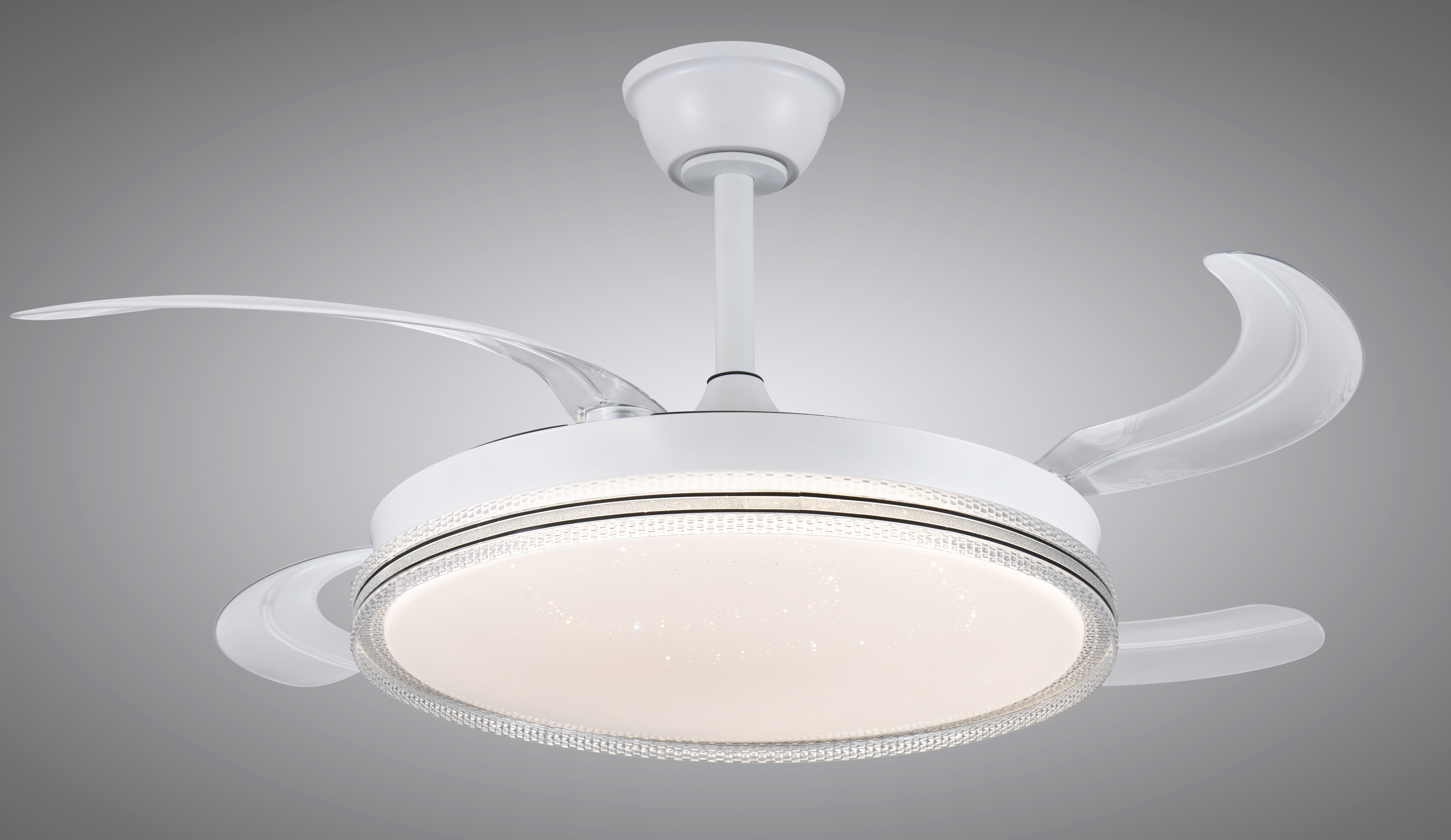 Ventilador de techo blanco con aspas extendidas, iluminado.
