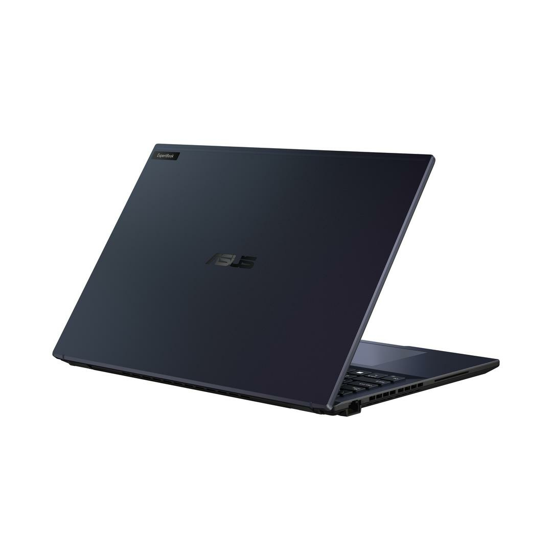 Retro di un laptop blu scuro con il logo Asus. Il laptop è leggermente aperto, sfondo bianco.