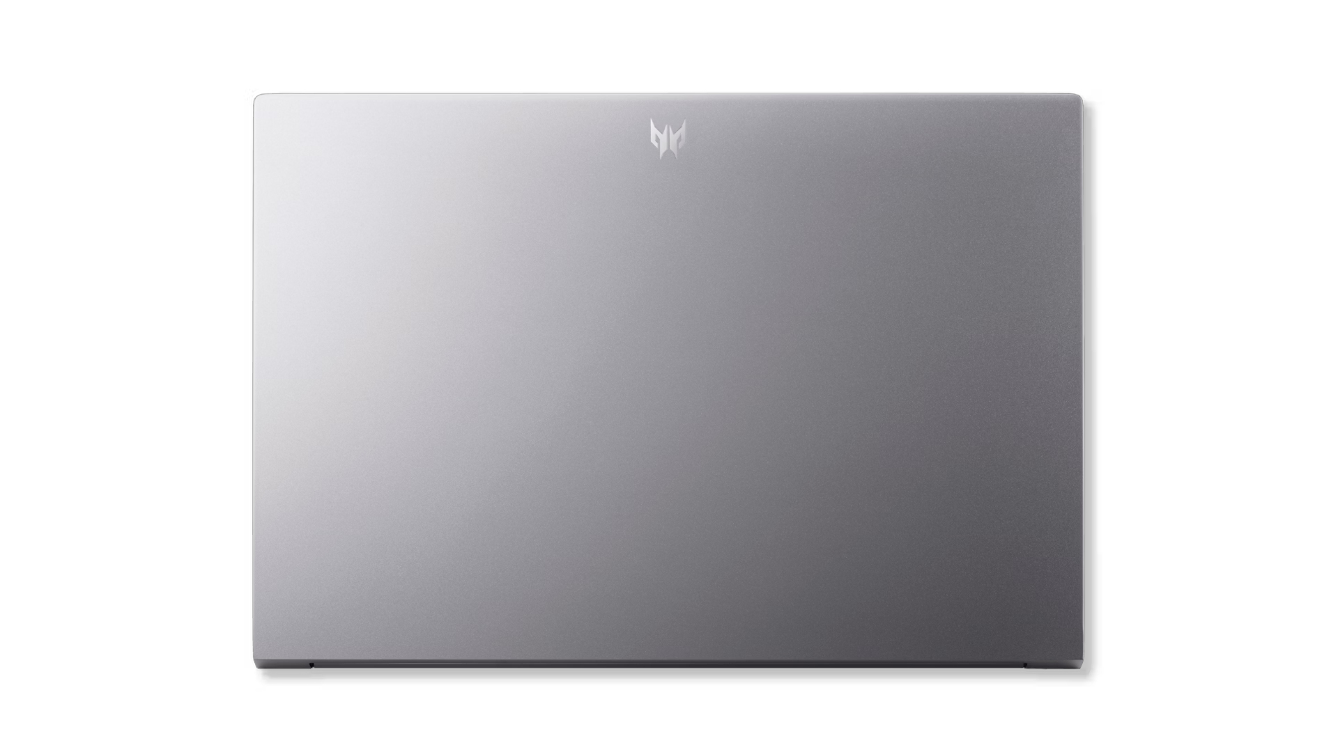 Laptop argentato, chiuso, su sfondo bianco. Logo Predator sul coperchio. Design pulito e semplice.