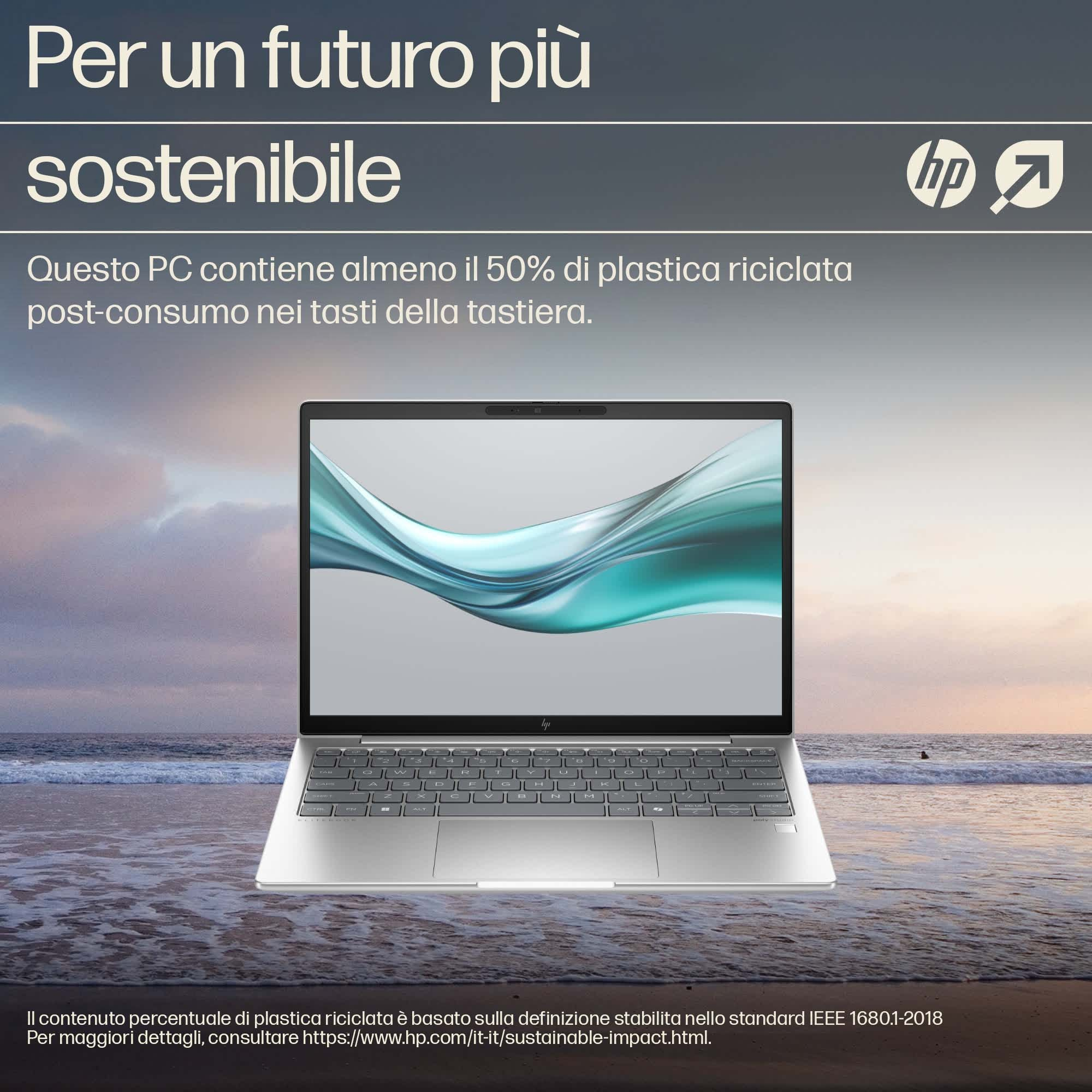 Laptop sulla spiaggia con schermo che mostra un'onda. Testo: Per un futuro più sostenibile. Logo HP.