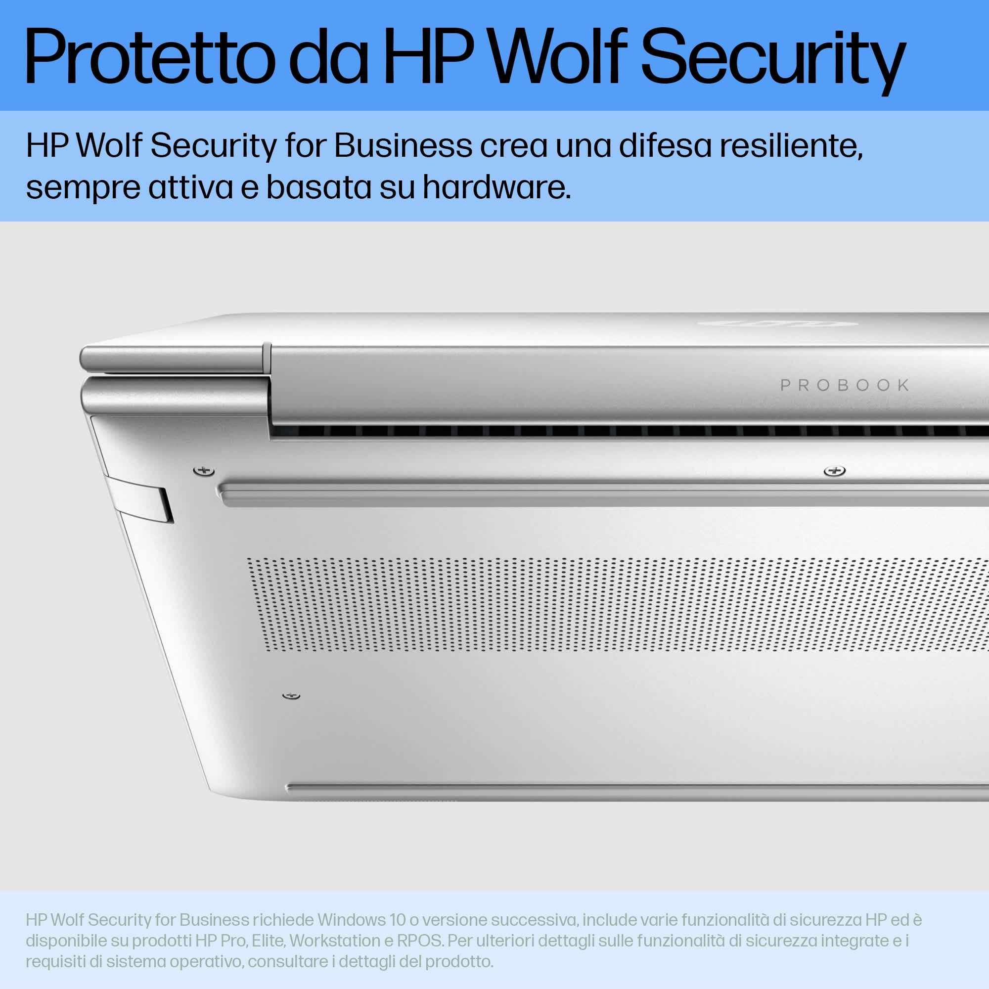 Laptop argento, aperto, su superficie chiara. Testo e logo in alto. Sfondo azzurro chiaro.