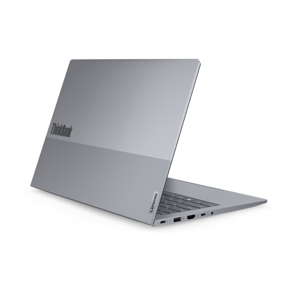 Un laptop Lenovo ThinkBook grigio, leggermente angolato, che mostra il logo ThinkBook.