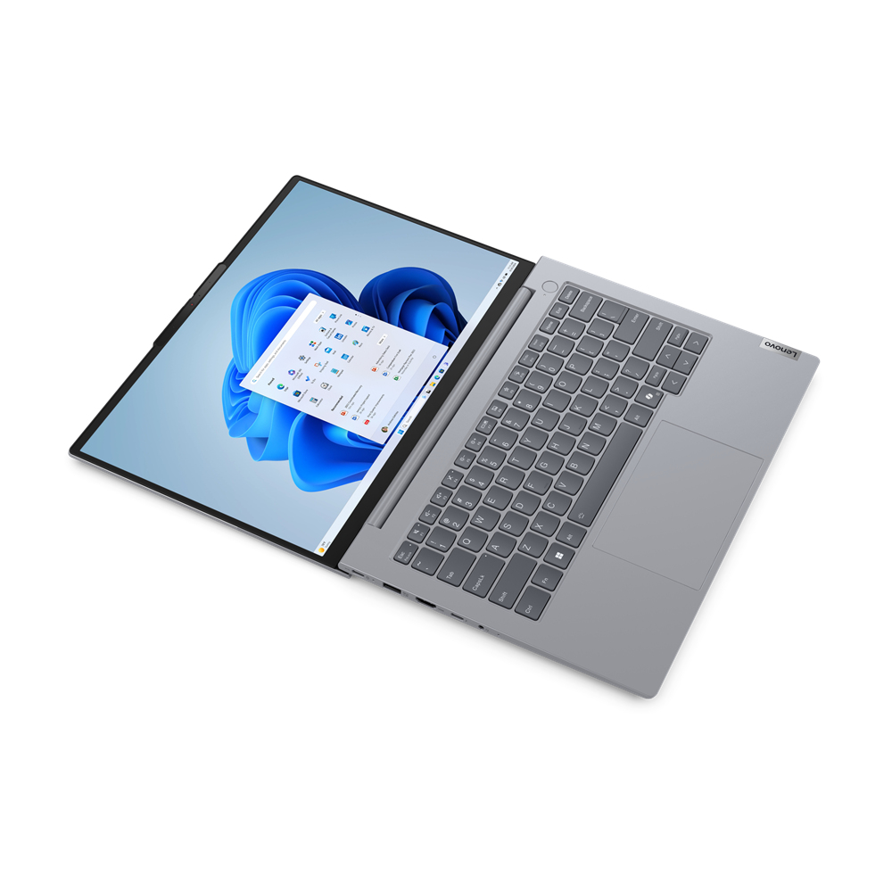 Un laptop, aperto, che mostra un'interfaccia di Windows 11 con uno sfondo blu e una tastiera.