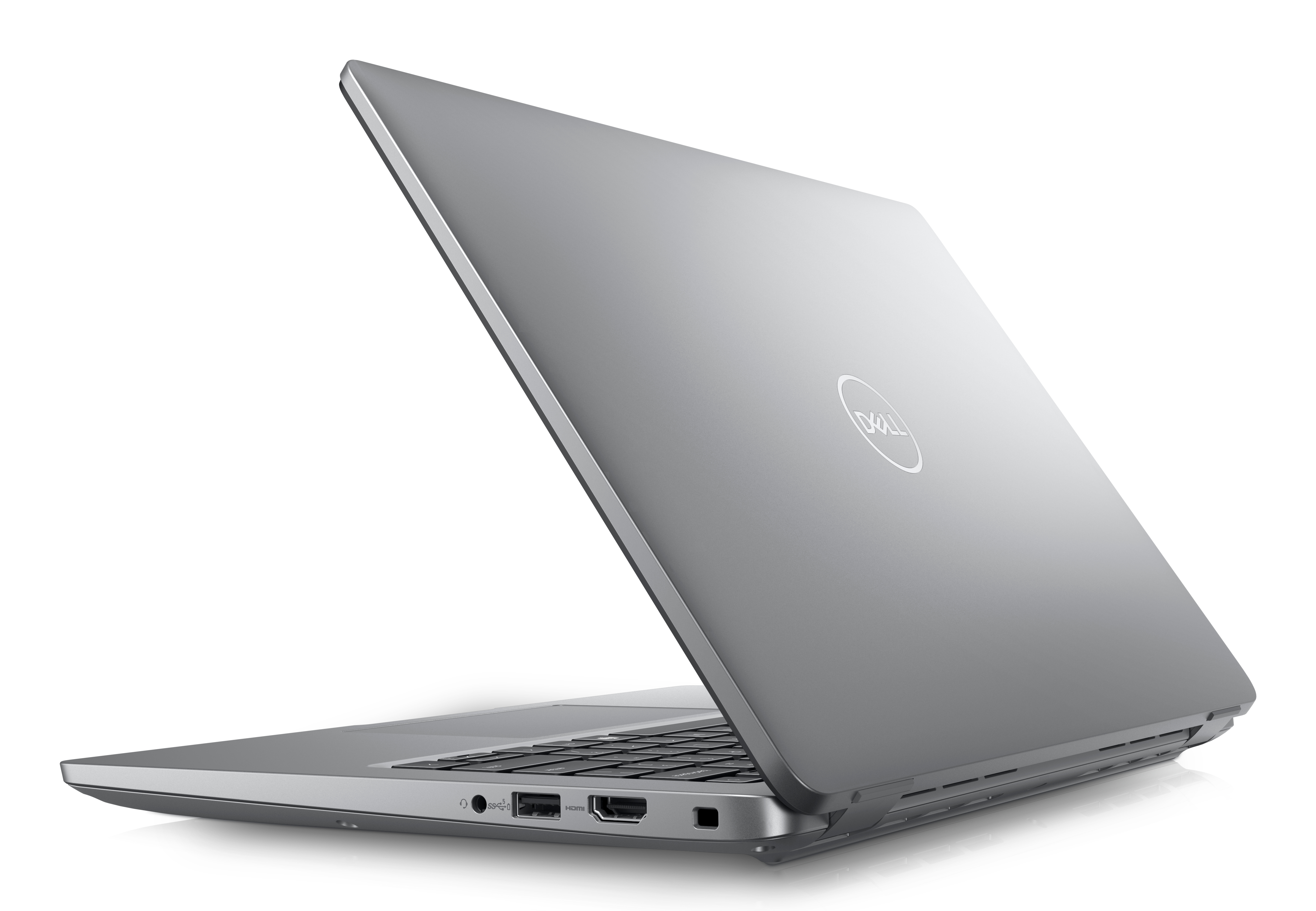 Ein silberner Laptop steht geöffnet vor weißem Hintergrund. Das Dell-Logo ist sichtbar.