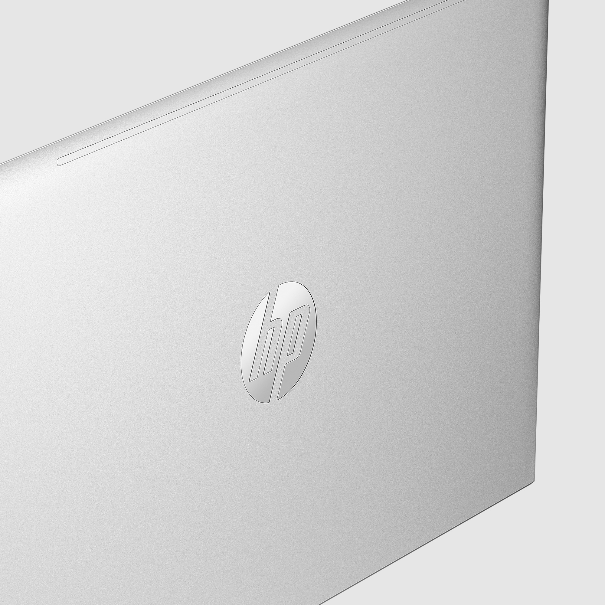 Un primo piano del retro di un laptop grigio con il logo HP.