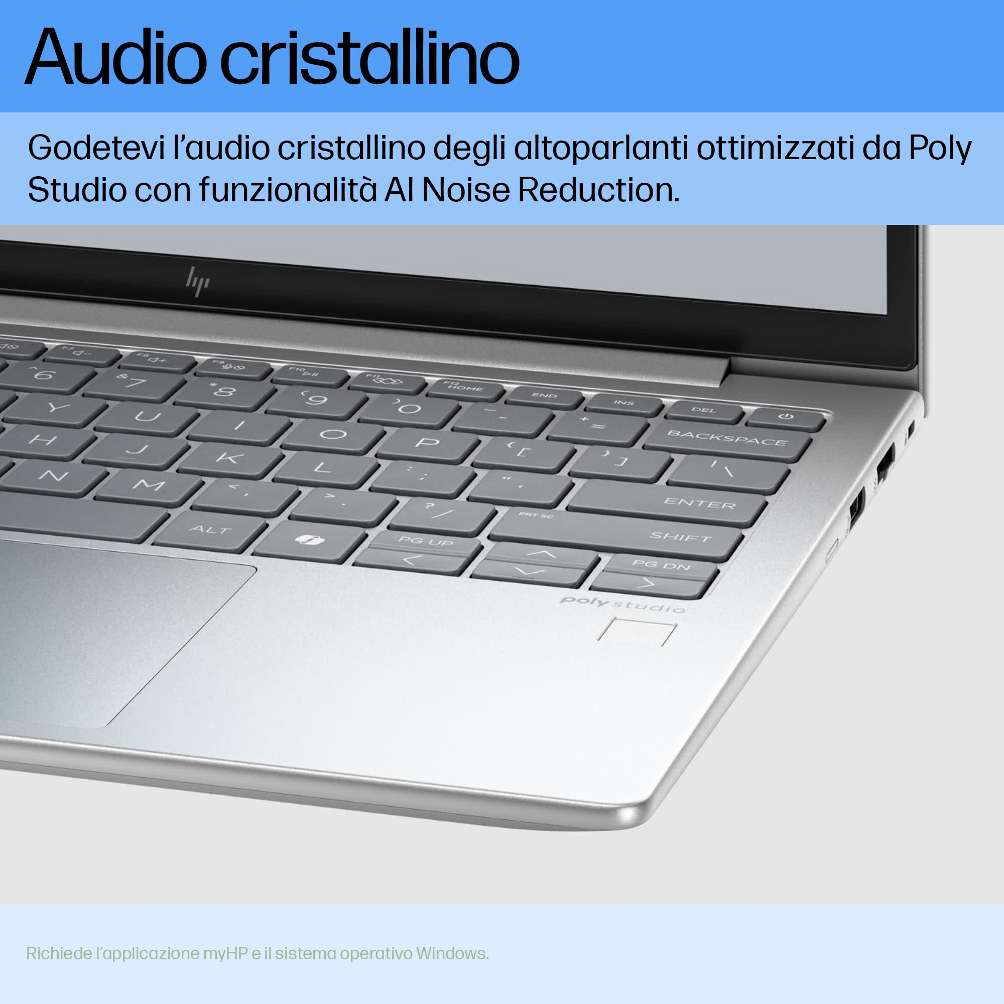 Primo piano della tastiera del laptop, con testo 'Audio cristallino'. Sfondo bianco, testo italiano.