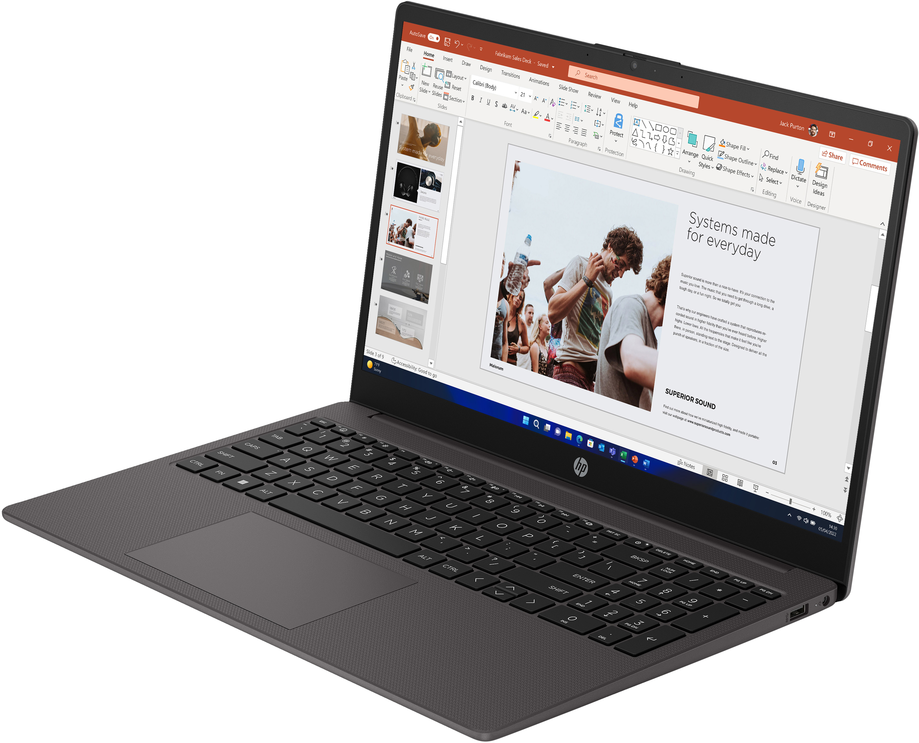 Laptop con presentazione aperta, mostra testo e immagini, su sfondo bianco.