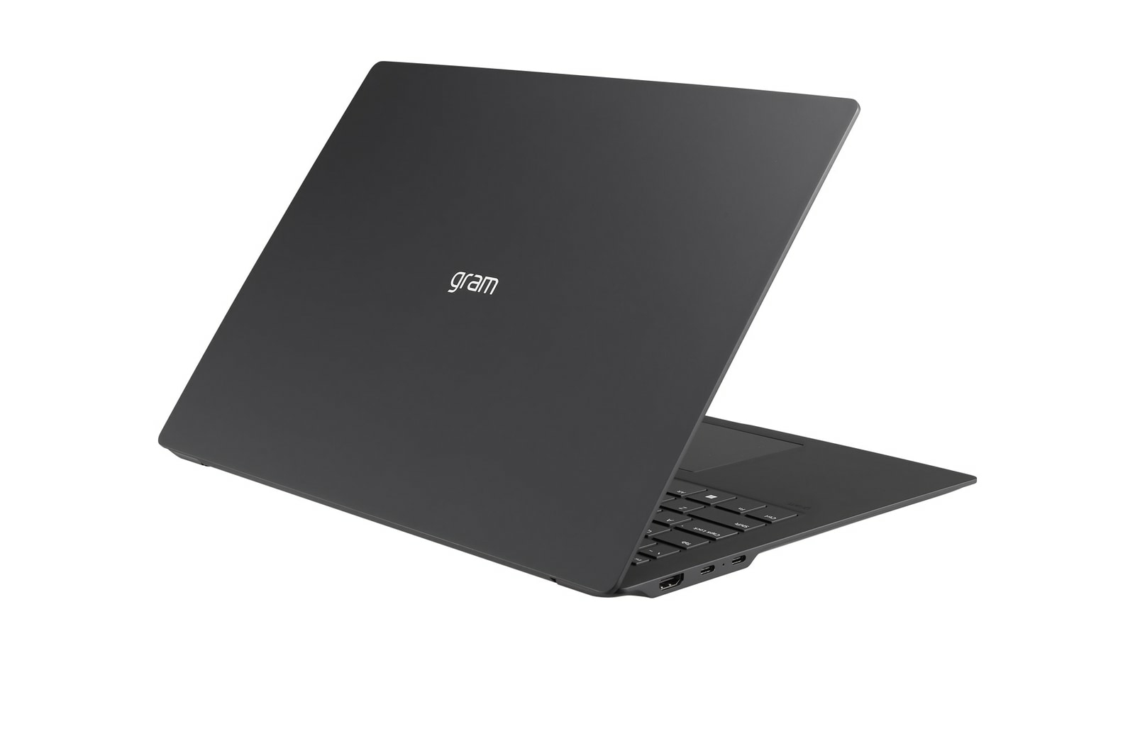 Czarny laptop, widok z tyłu, z nazwą marki 'gram' na pokrywie. Białe tło.