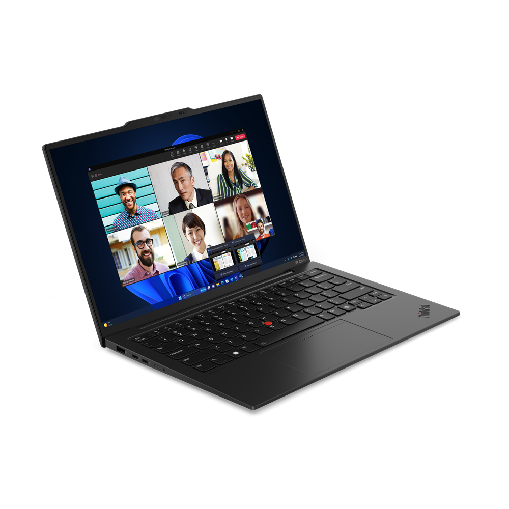 Un laptop nero su sfondo bianco, che mostra una videochiamata con più partecipanti.